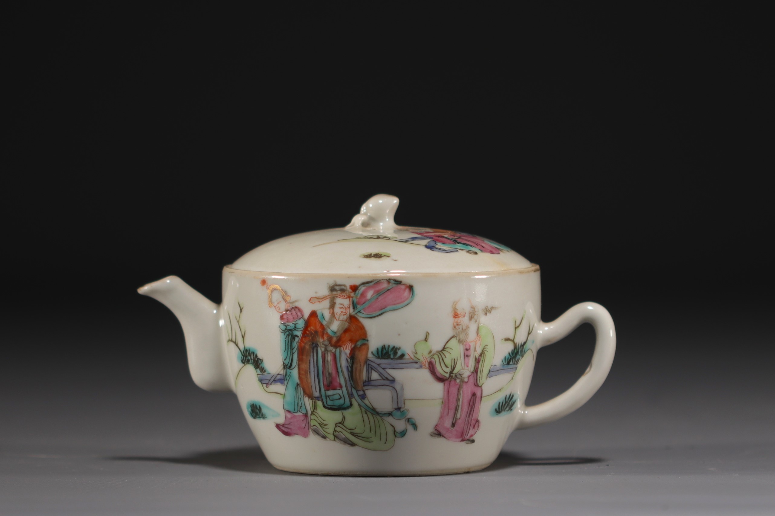 China - Set of various pieces of famille rose porcelain, early 20th century. - Image 6 of 7