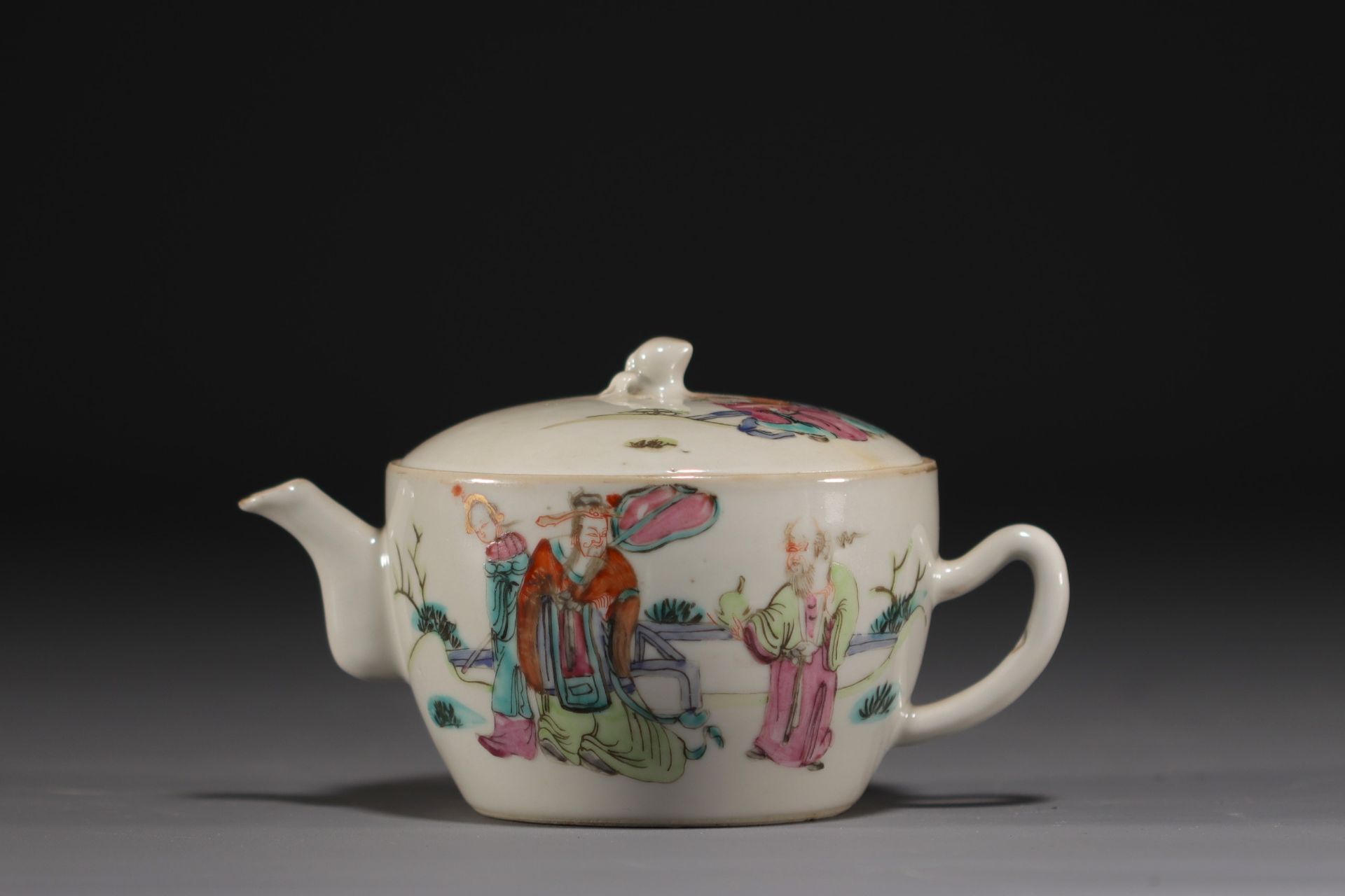 China - Set of various pieces of famille rose porcelain, early 20th century. - Bild 6 aus 7
