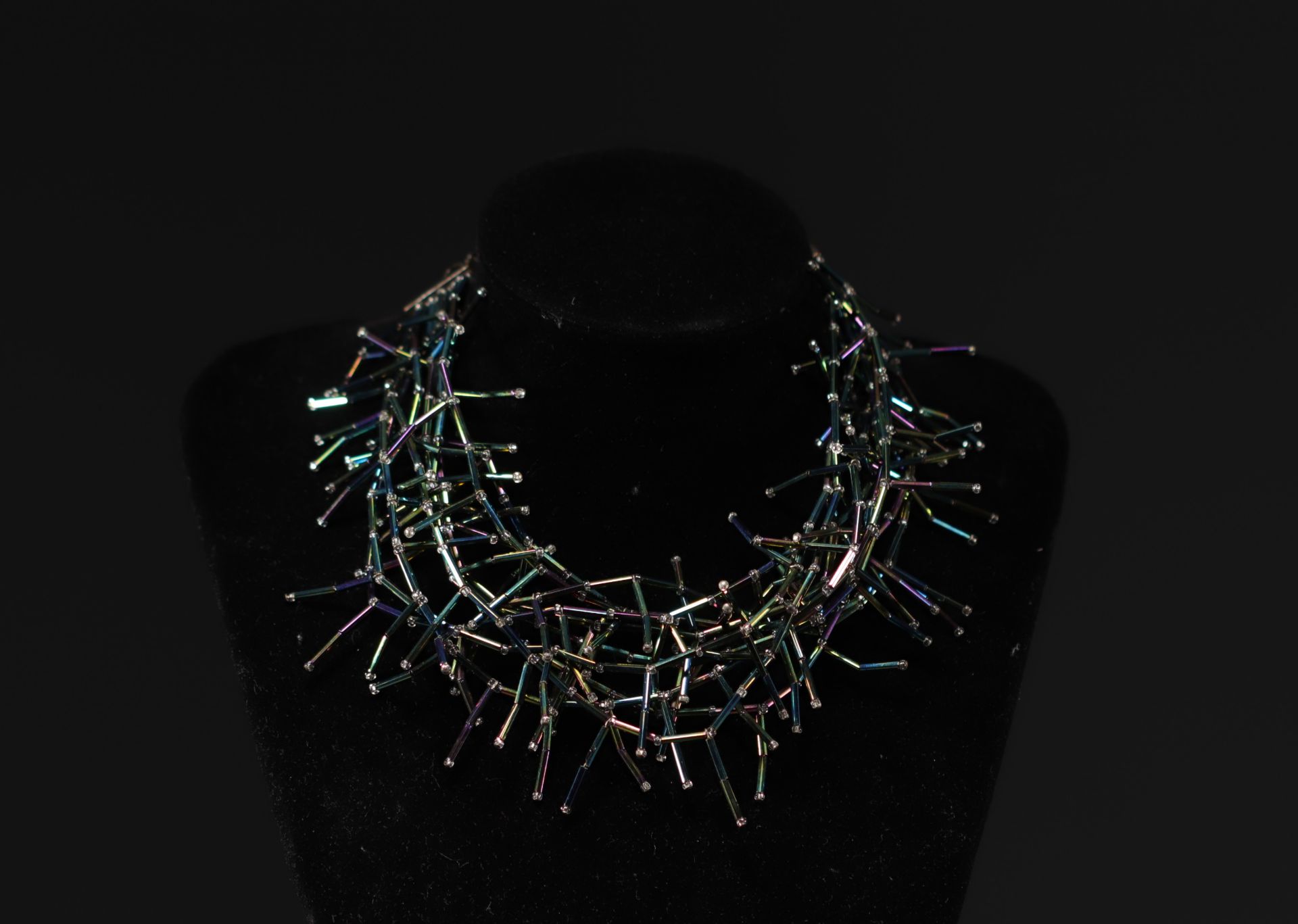 Yves SAINT LAURENT - Set of iridescent tubular pearls. - Image 3 of 4