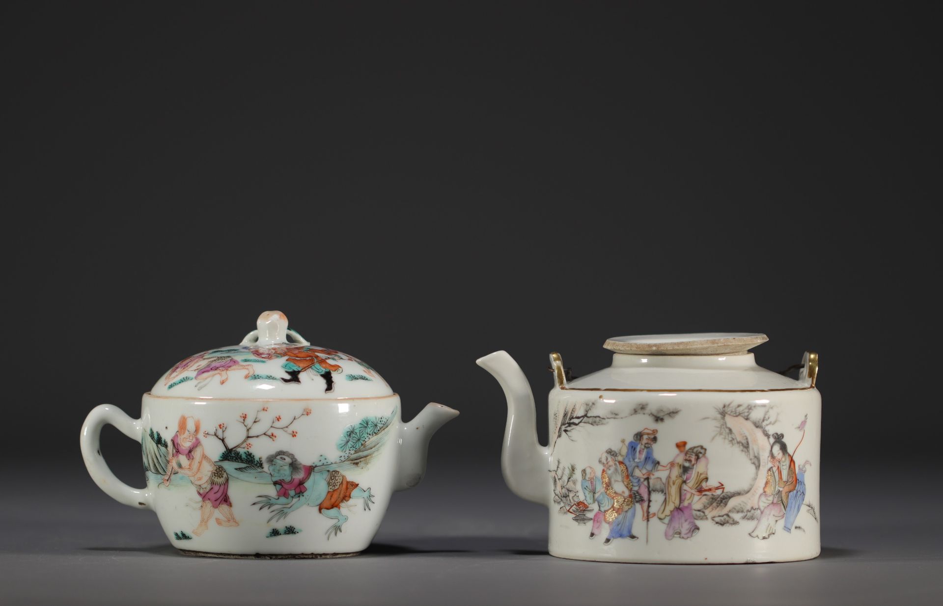 China - Set of two porcelain teapots decorated with warriors and dignitaries. - Image 3 of 4