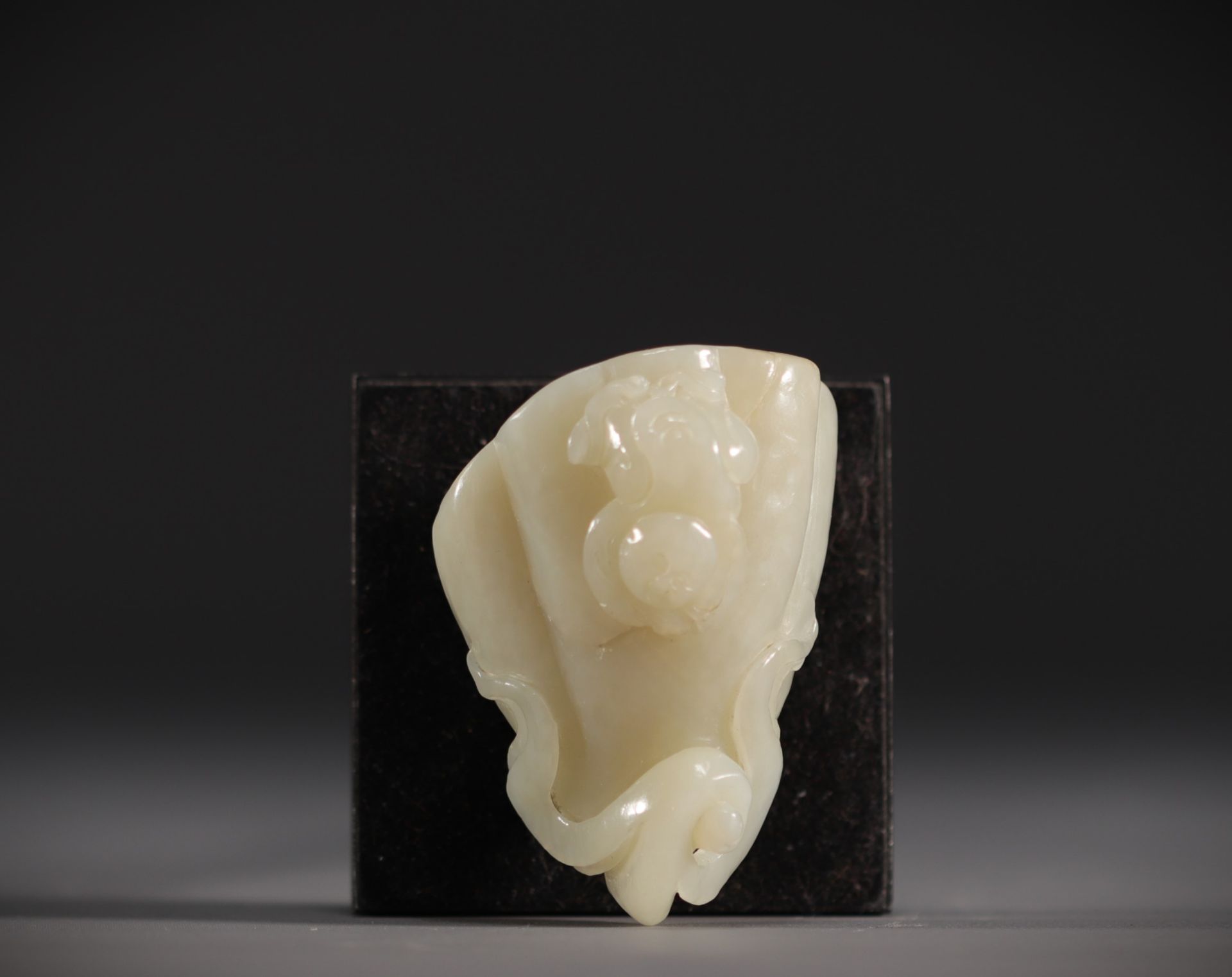 China - White jade pendant in the shape of a fruit surmounted by a young child. - Bild 4 aus 6