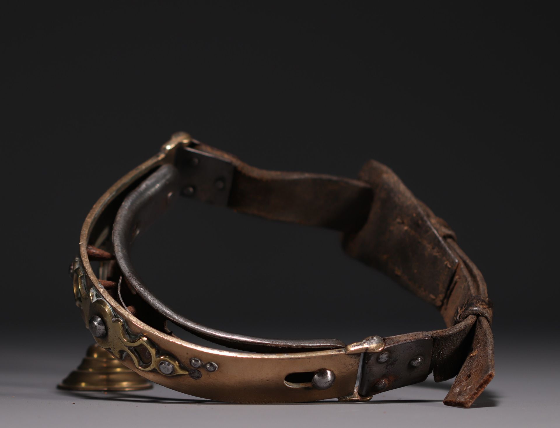 Rare leather dog collar with bronze choke system and steel nails, 19th century. - Bild 2 aus 4