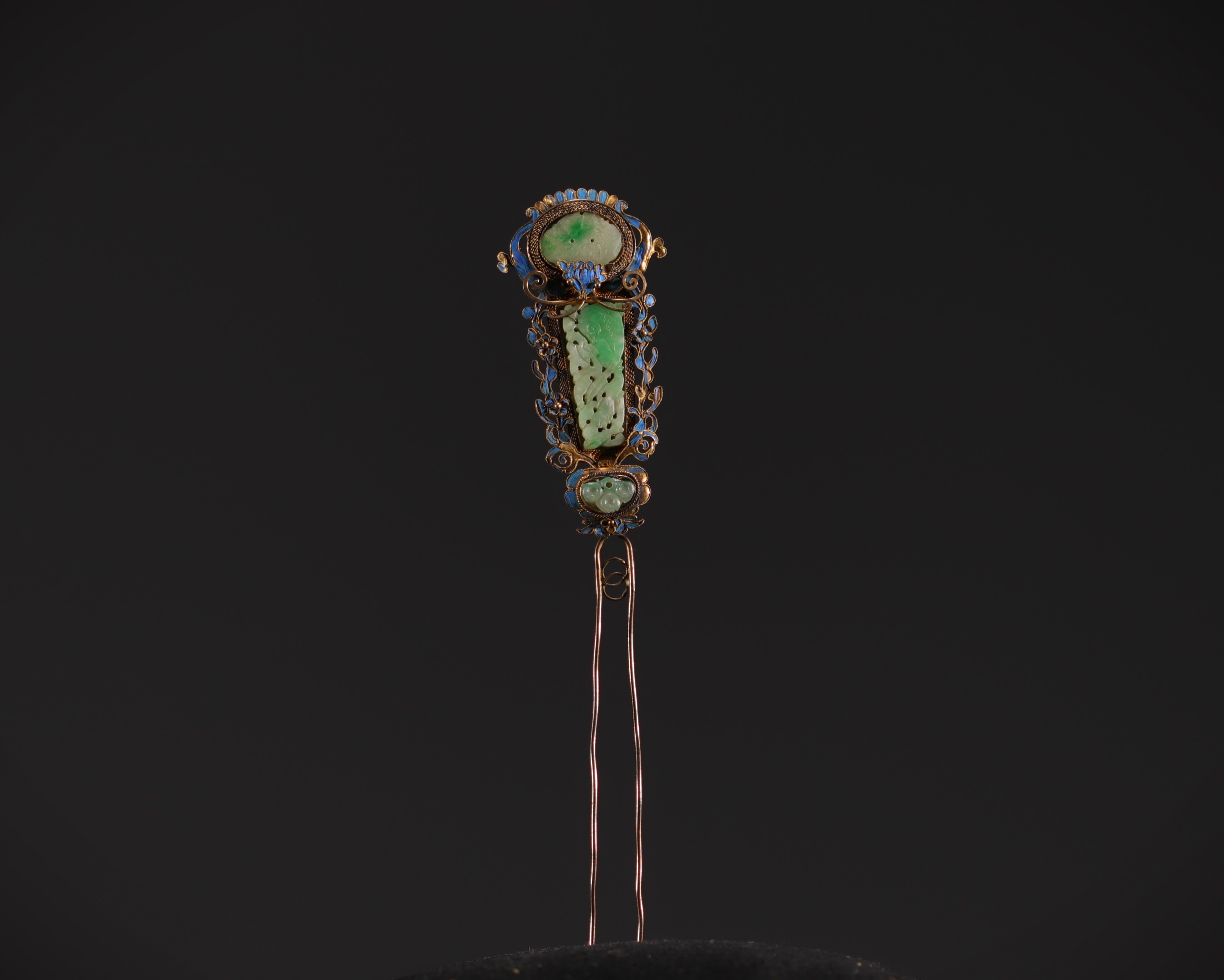 China - Cloisonne enamel and green jade hairpin with feather design, Qing period. - Image 2 of 3
