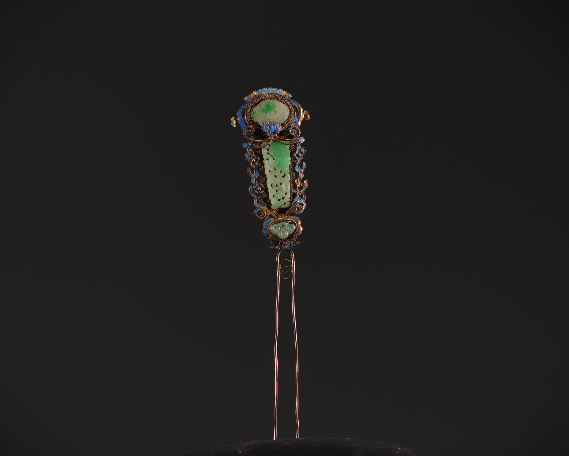 China - Cloisonne enamel and green jade hairpin with feather design, Qing period. - Bild 2 aus 3