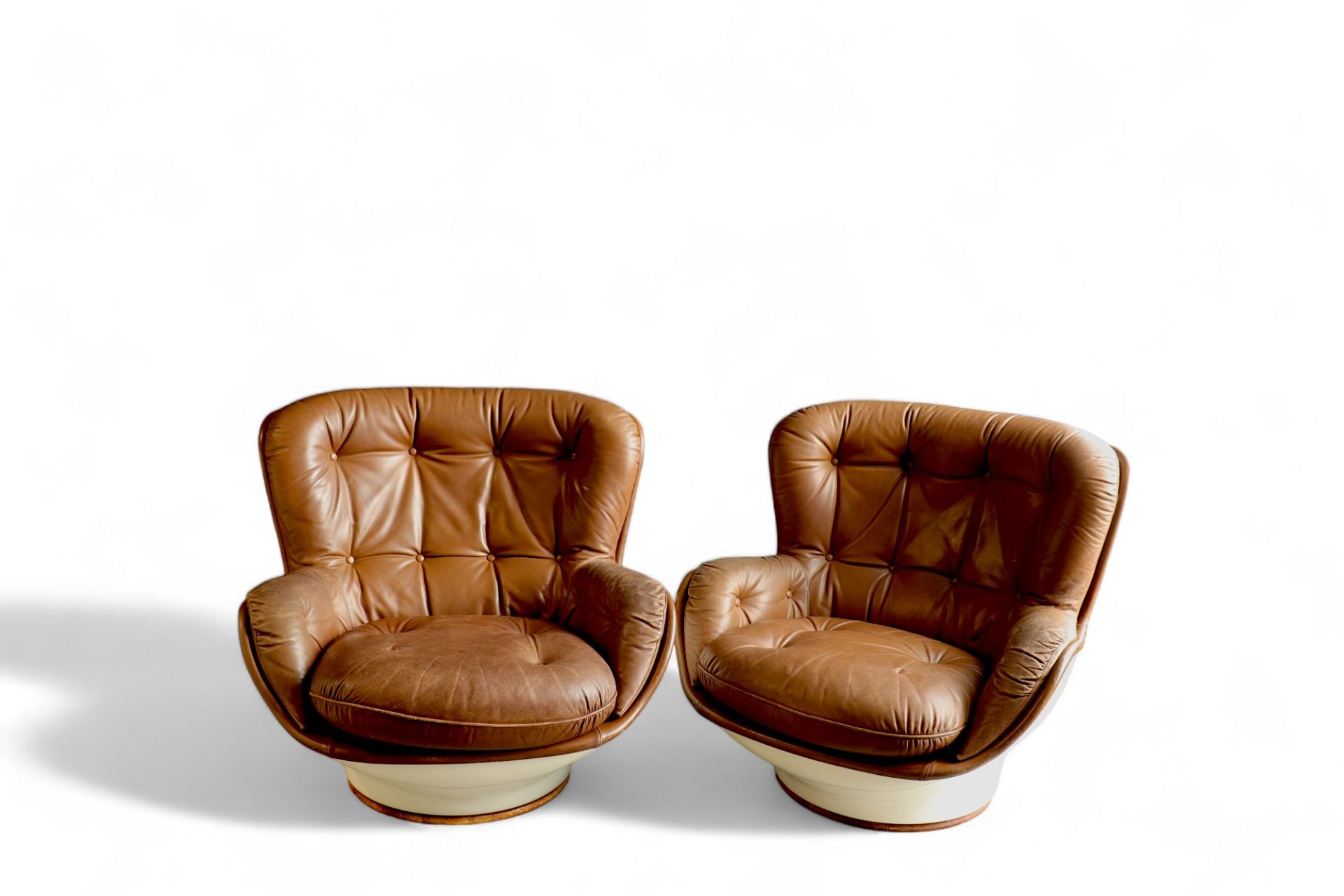 Michel CADESTIN (1942- ) - Set of two armchairs and a sofa model "Karate" Airborne edition in leathe - Image 2 of 4