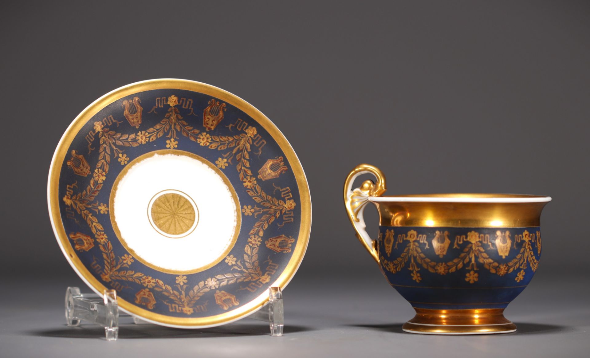 Blue and gold porcelain chocolate cup and saucer, Empire, 19th century. - Bild 4 aus 4