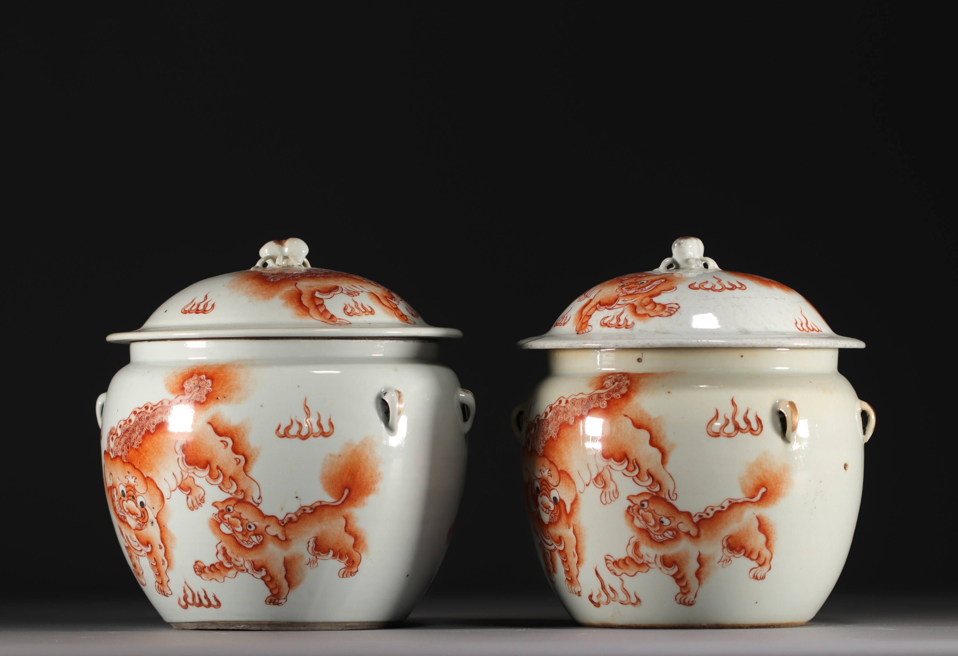 China - Pair of covered terrines decorated with iron-red lions, 19th century.
