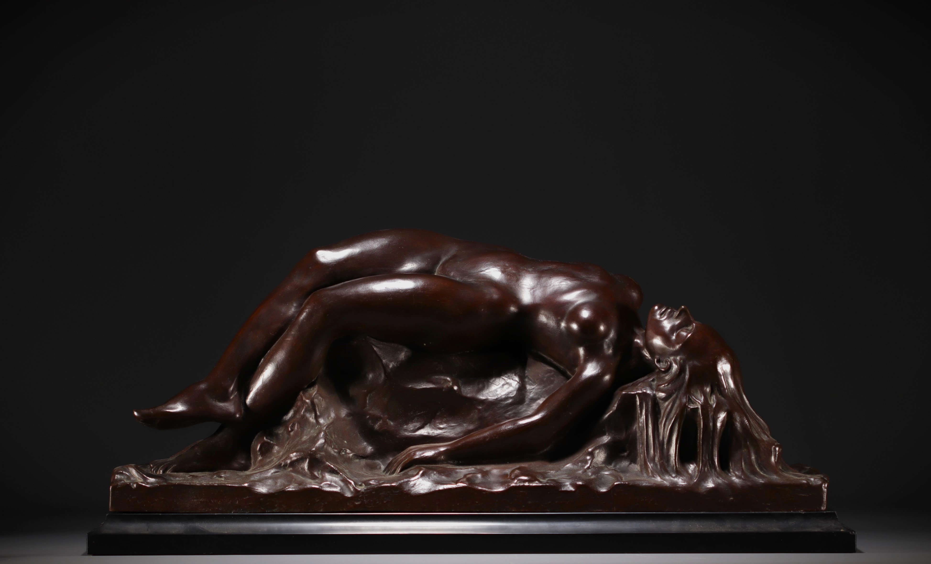 Johan DE MAEGT (1906-1987) "Reclining nude woman" Imposing sculpture in bronze with brown patina on 