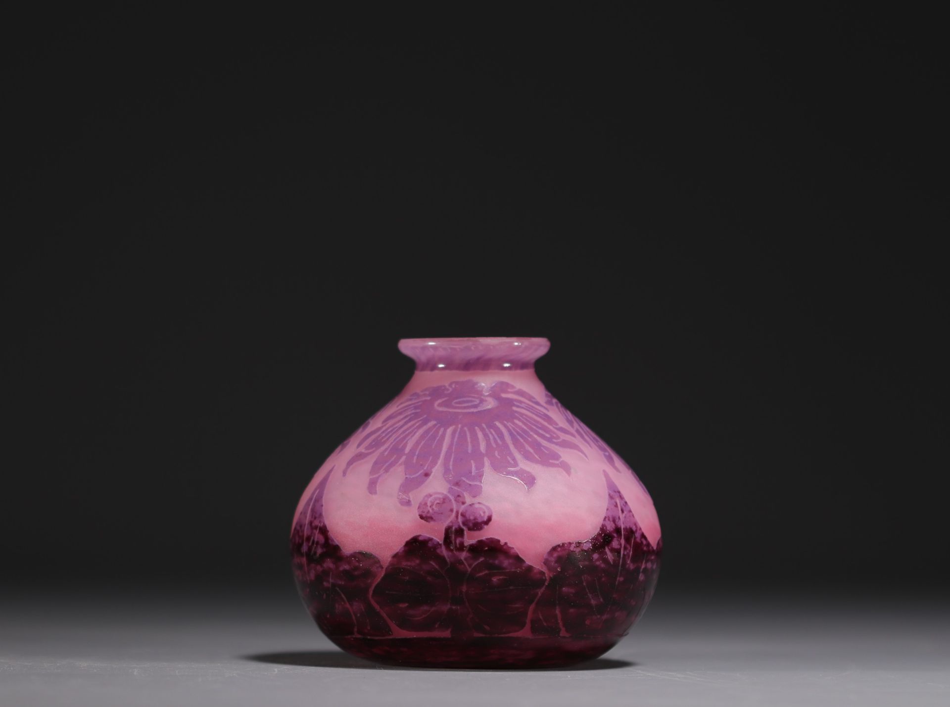 Le Verre Francais - Acid-etched multi-layered glass vase decorated with dahlias, signed. - Bild 2 aus 4