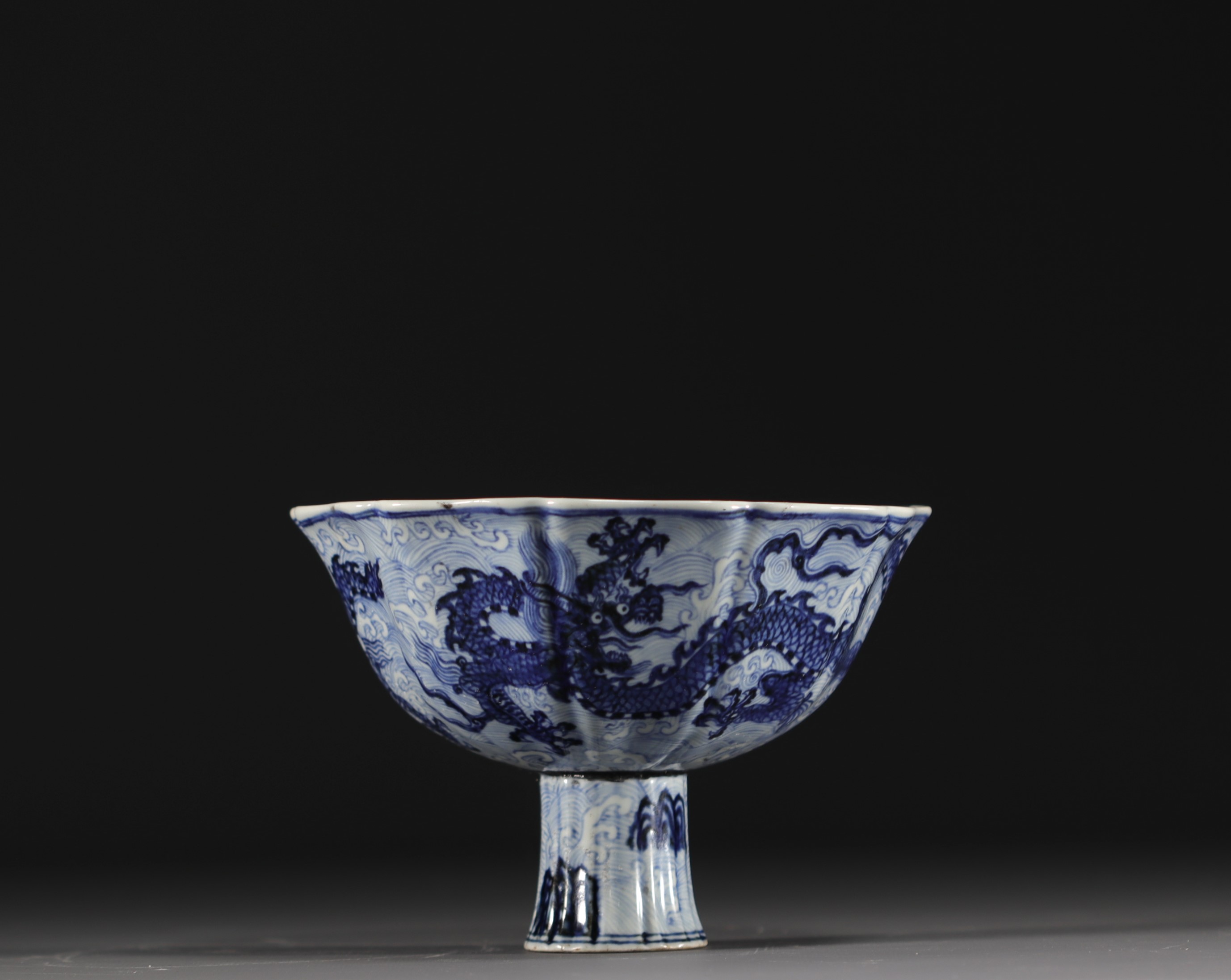 China - Bowl on foot in blue-white porcelain decorated with dragons in waves, Xuande mark. - Image 7 of 8