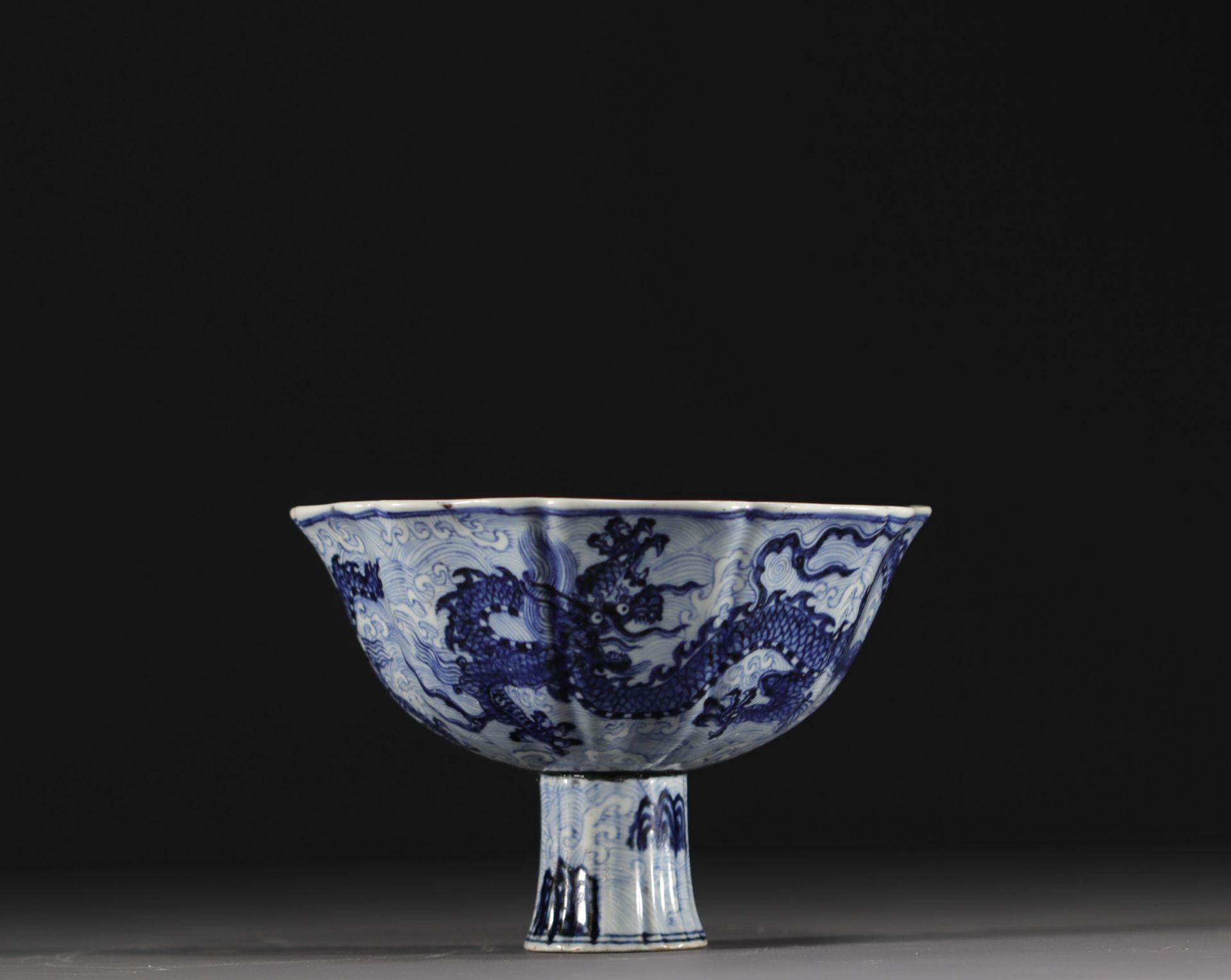 China - Bowl on foot in blue-white porcelain decorated with dragons in waves, Xuande mark. - Bild 7 aus 8