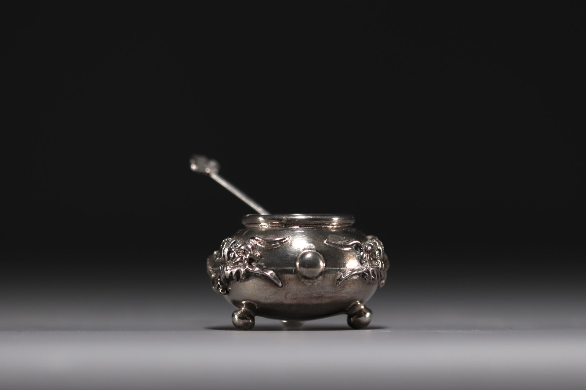 China - Set of twelve solid silver salt cellars with dragon decoration, early 20th century. - Image 13 of 13