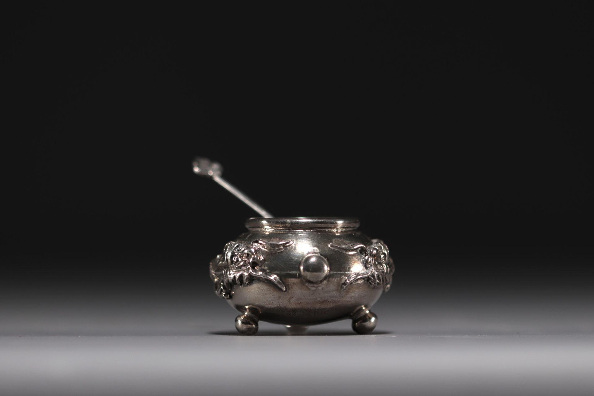 China - Set of twelve solid silver salt cellars with dragon decoration, early 20th century. - Bild 13 aus 13