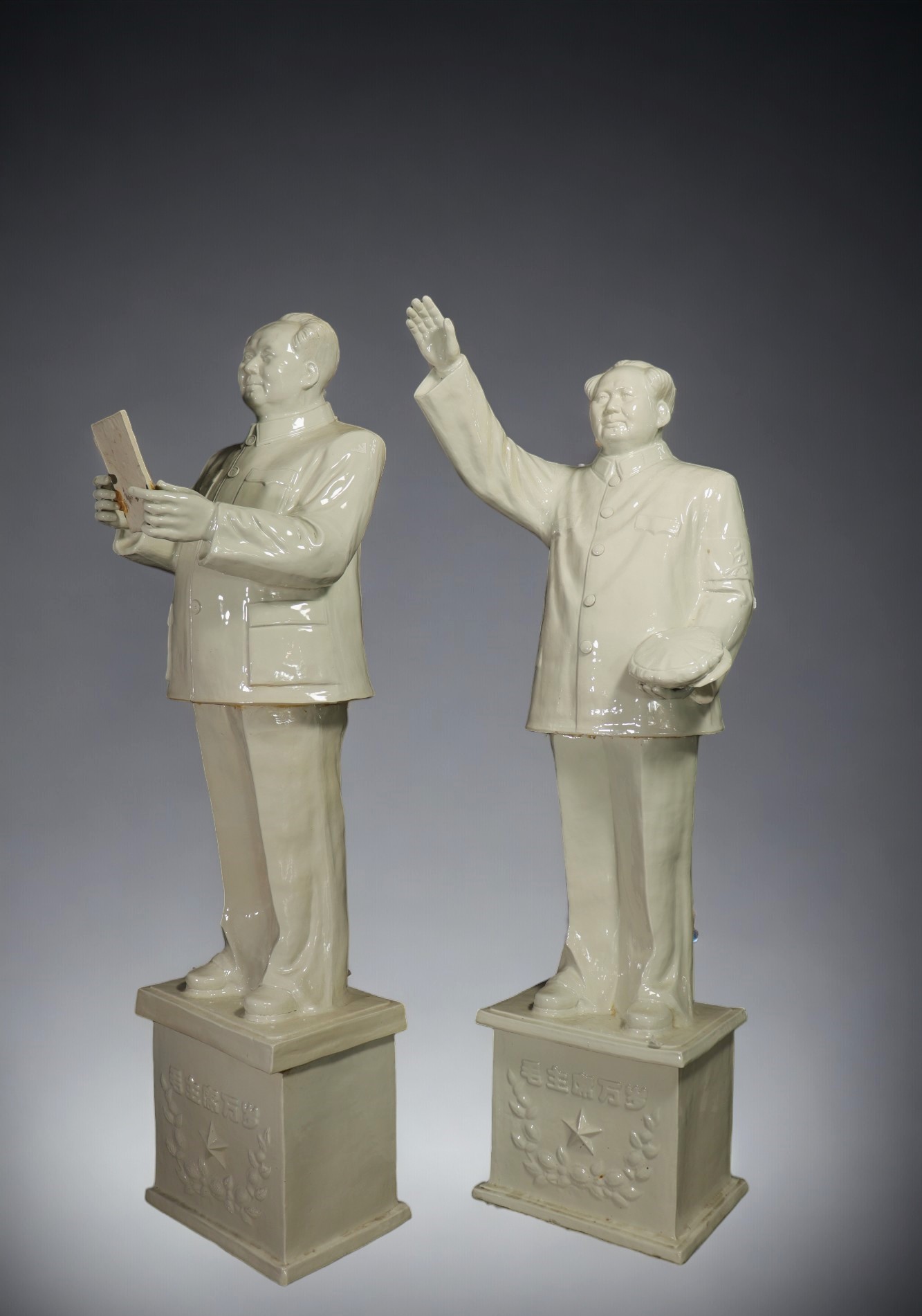 China - Imposing pair of white enamelled porcelain statues of Mao Zedong, Republic period. - Image 2 of 3