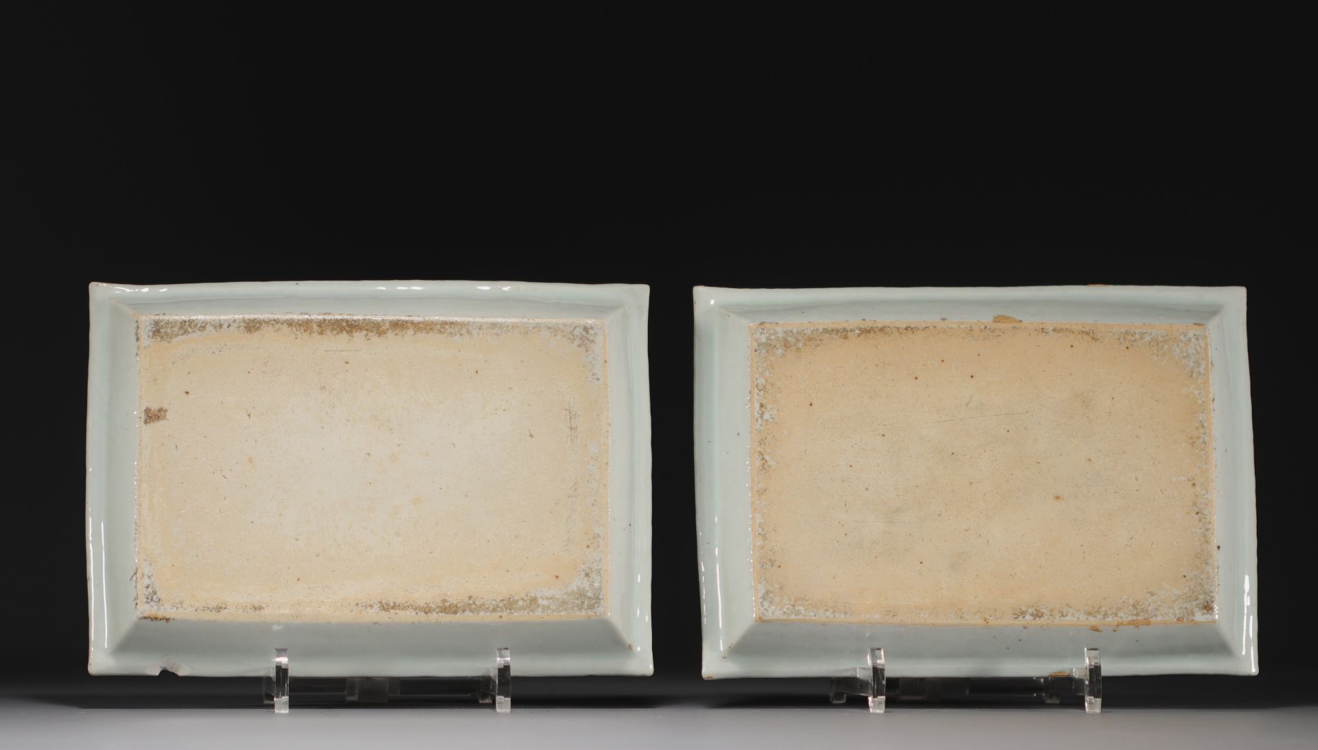 China - Pair of white and blue trays with floral decoration, Qianlong - Image 2 of 2