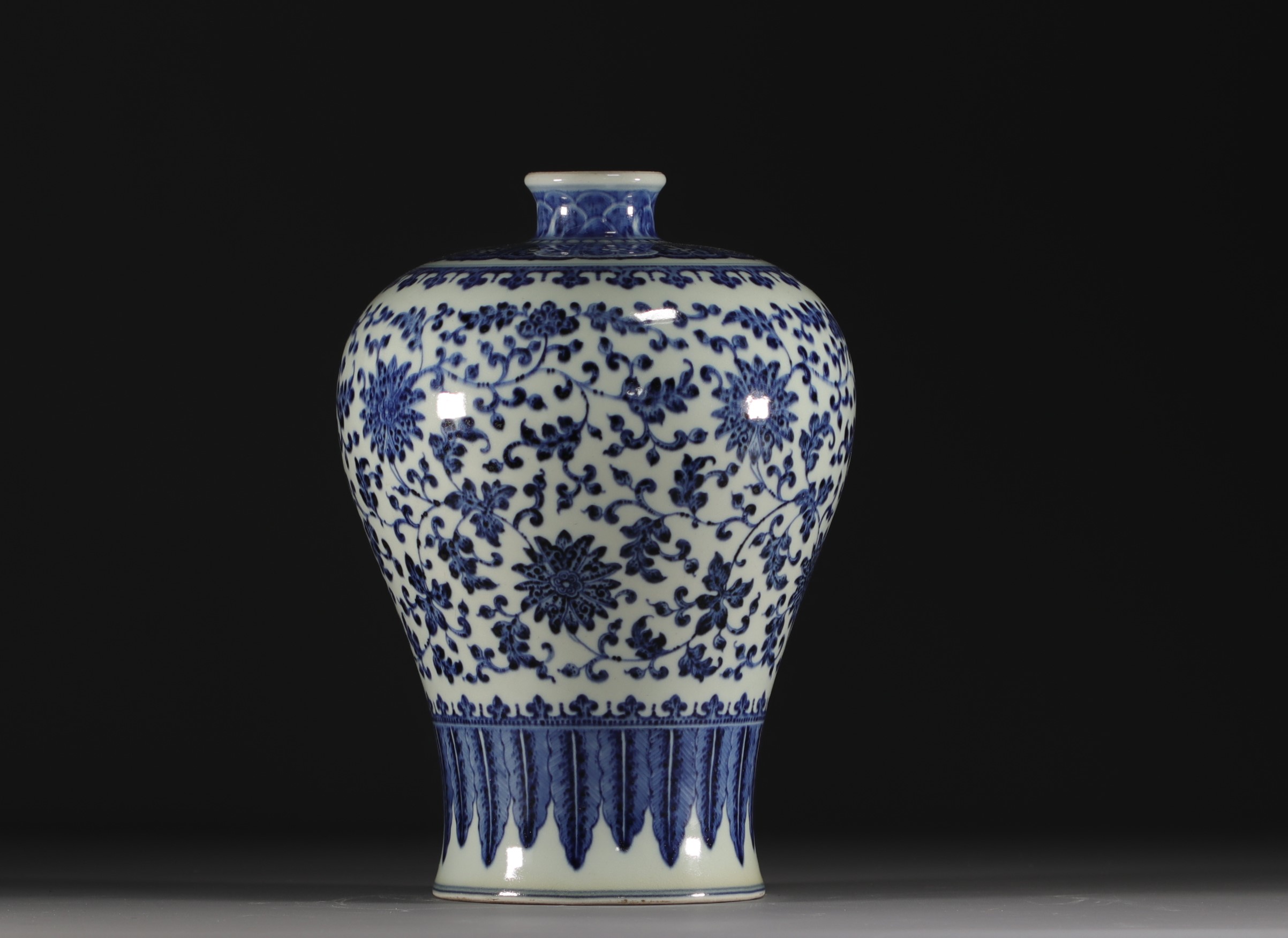 China - A blue and white Meiping vase with floral and banana leaf decoration, Qing period. - Image 2 of 5