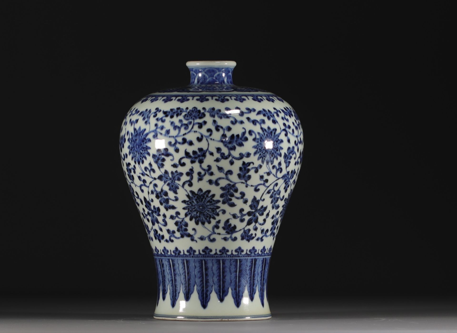 China - A blue and white Meiping vase with floral and banana leaf decoration, Qing period. - Bild 2 aus 5