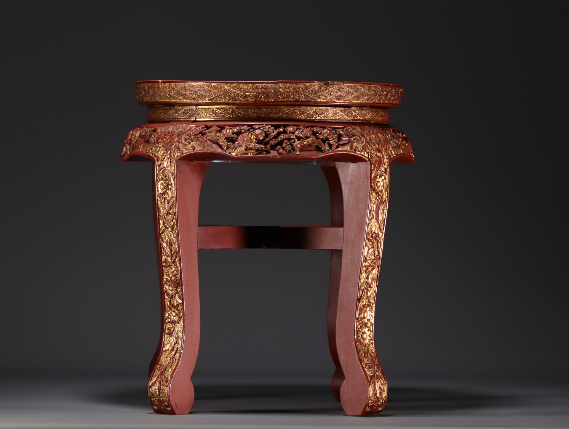 China - Small red and gold lacquer side table with carved figures and floral motifs, late 19th centu - Bild 3 aus 4