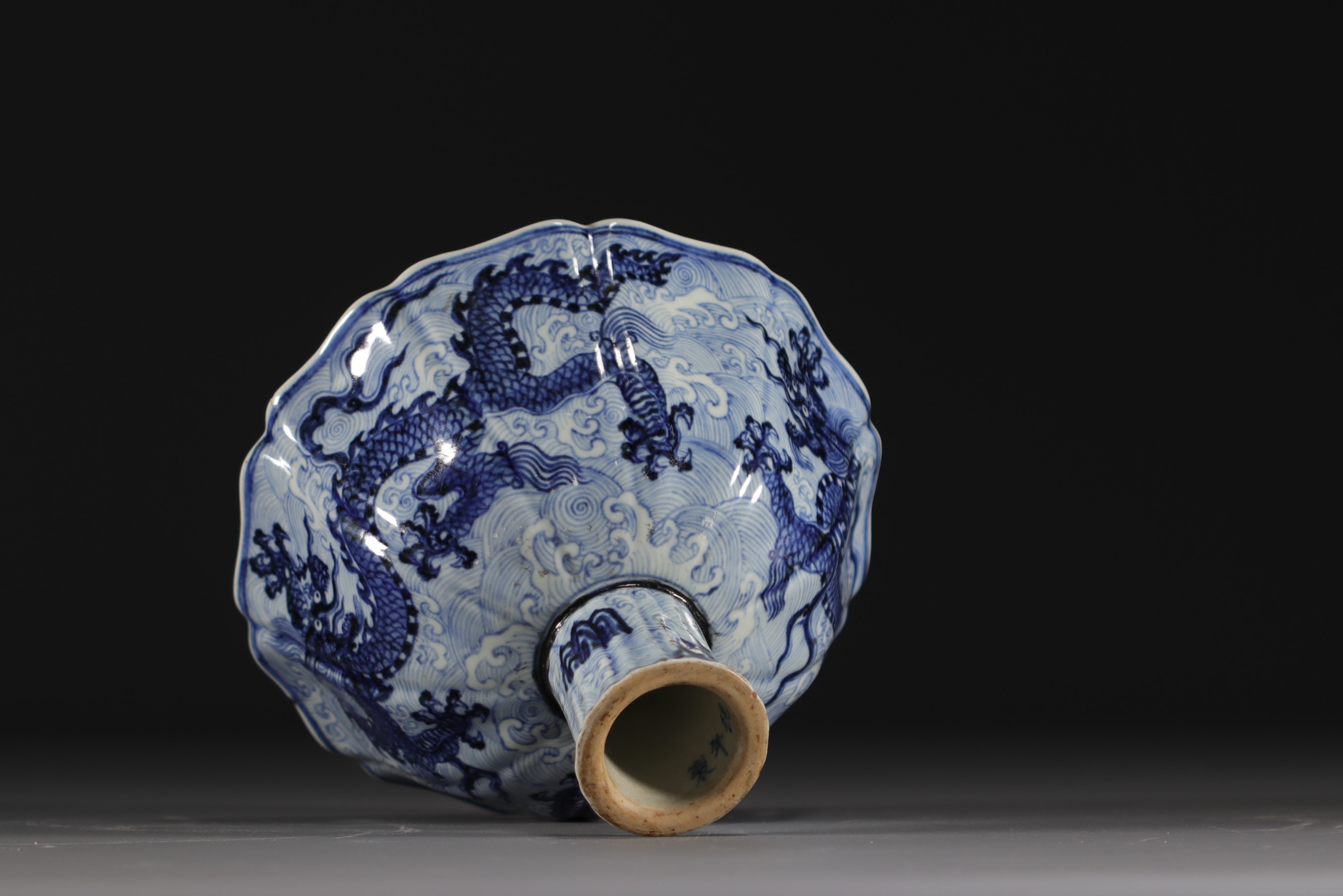 China - Bowl on foot in blue-white porcelain decorated with dragons in waves, Xuande mark. - Image 6 of 8