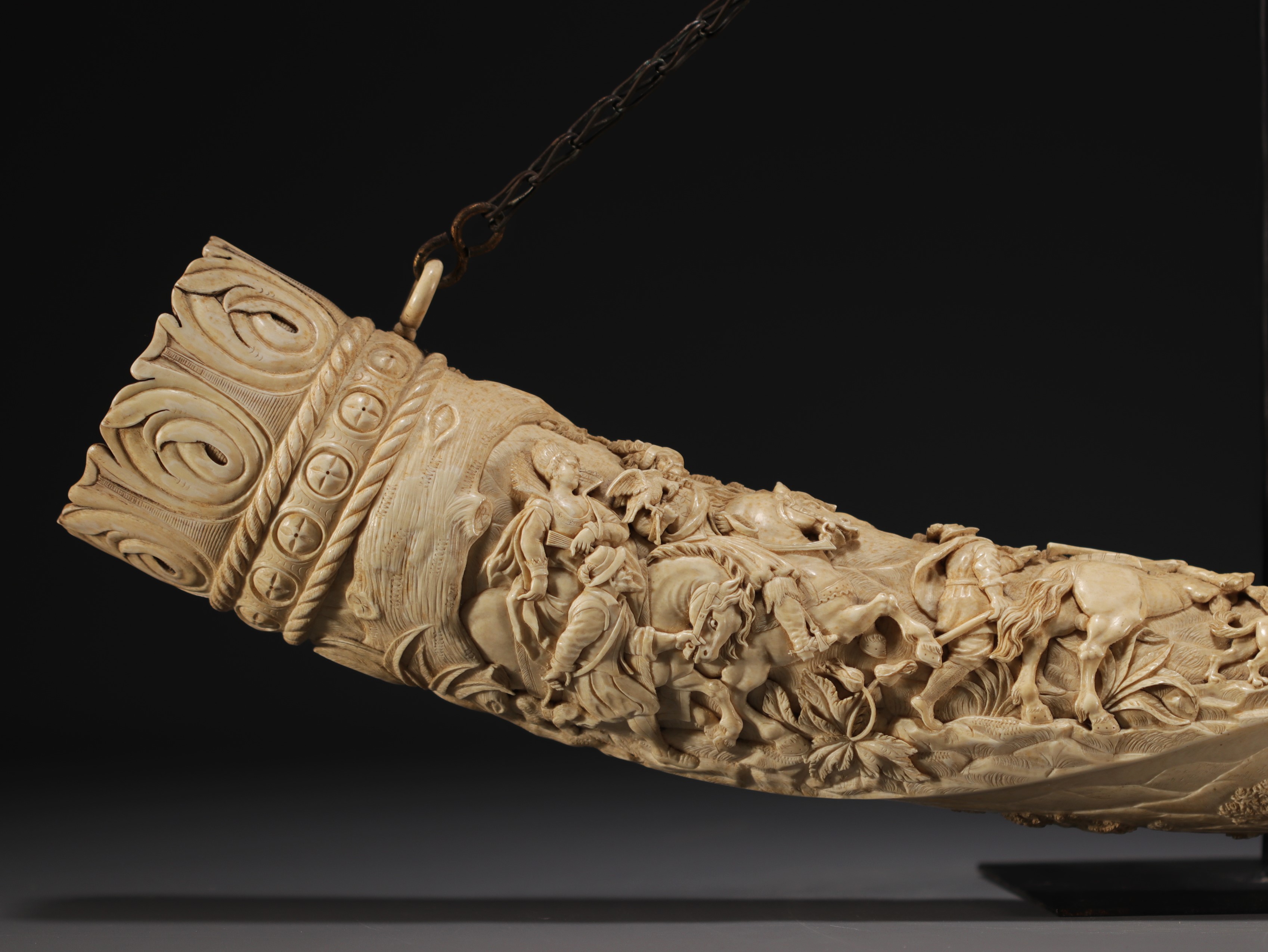 "Exceptional carved ivory hunting horn, second half of the 19th century. - Image 3 of 10