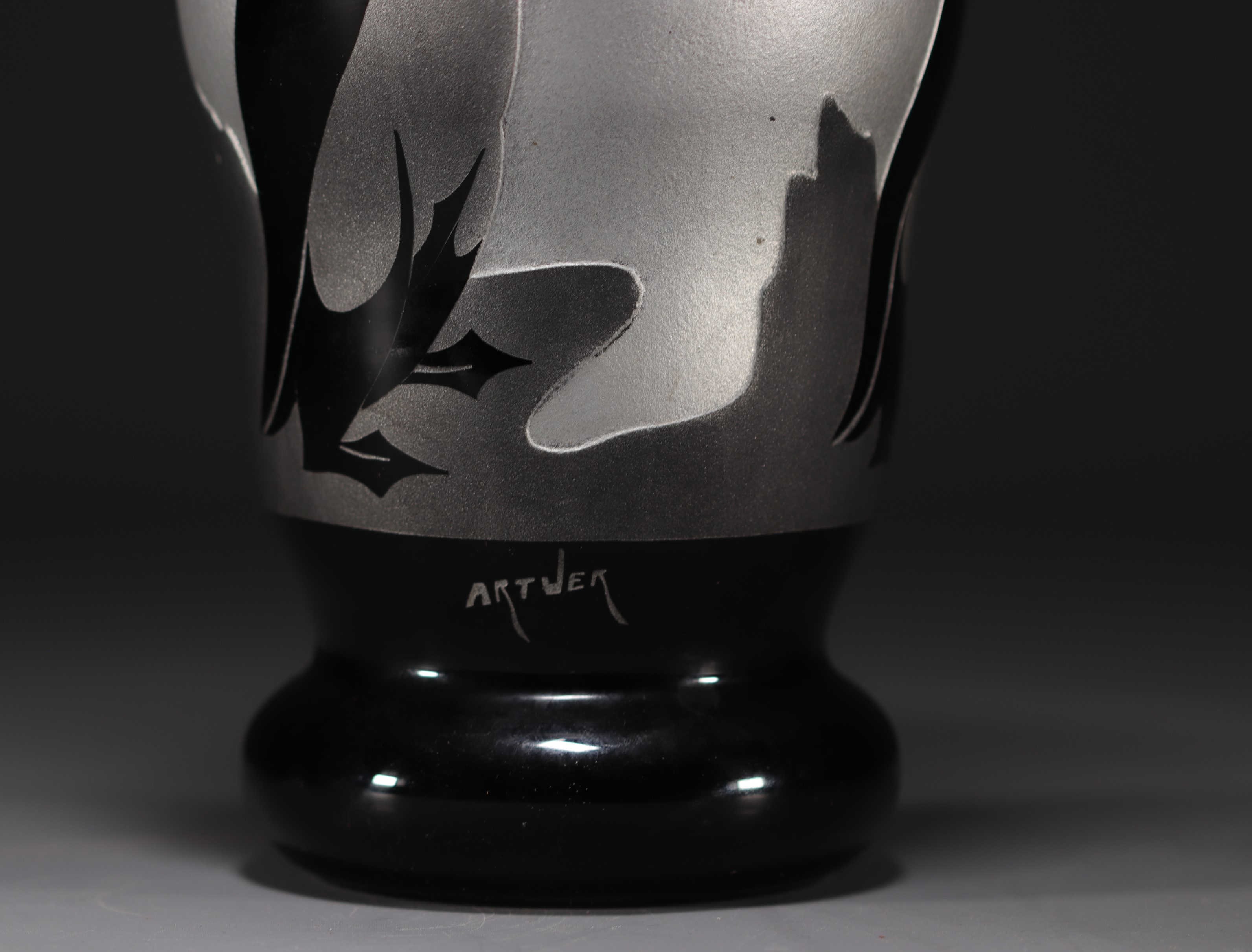 ArtVer - Glasfabriek in Boom, acid-etched vase decorated with penguins, Art Deco period. - Image 4 of 4