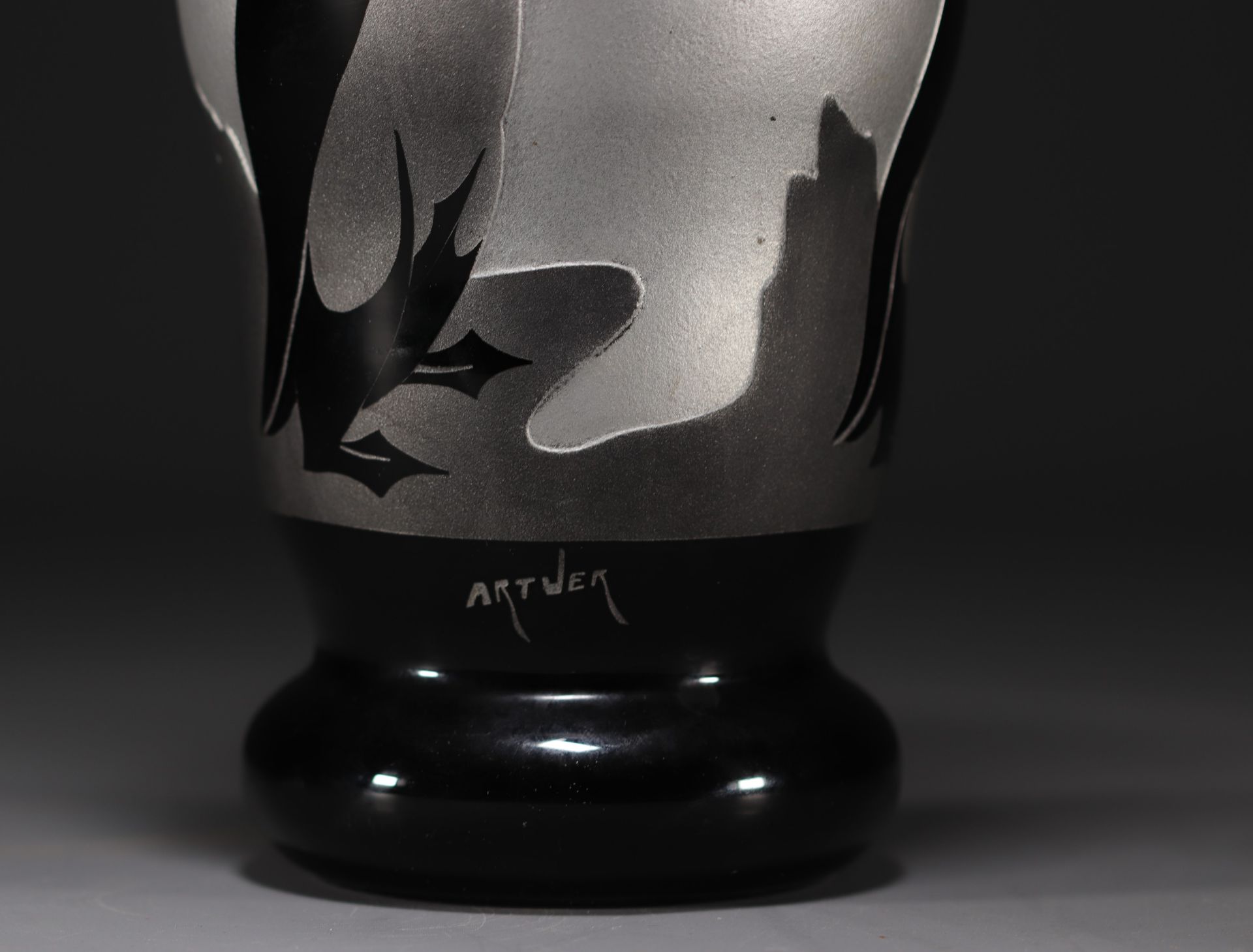 ArtVer - Glasfabriek in Boom, acid-etched vase decorated with penguins, Art Deco period. - Bild 4 aus 4