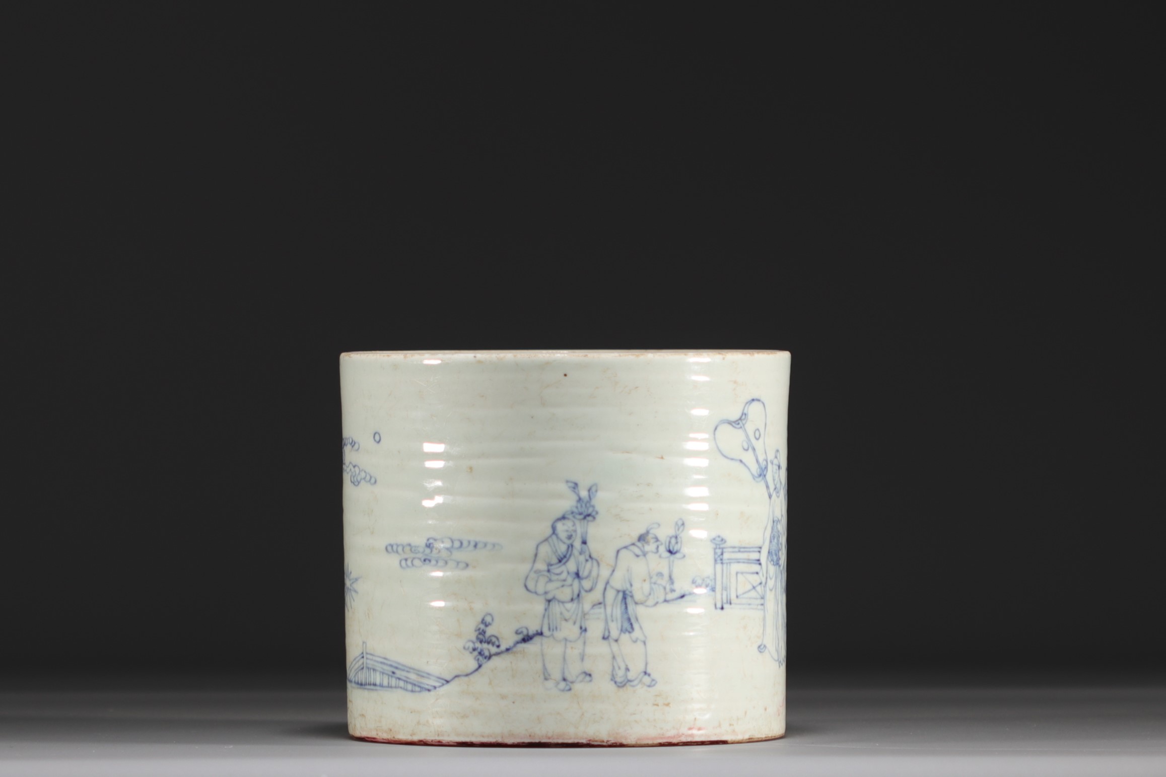 China - A blue and white porcelain brush-holder decorated with figures, Qing period. - Image 4 of 6