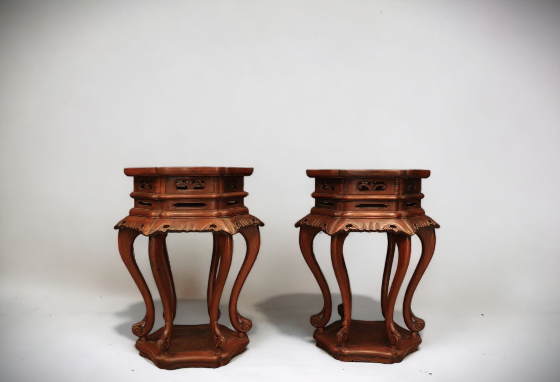 China - Important pair of carved wood sellettes (incense-holder stand). - Bild 3 aus 3