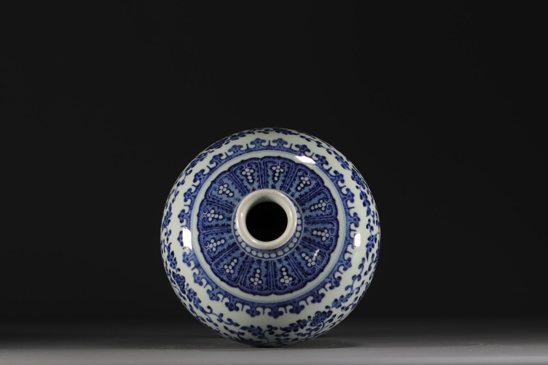 China - A blue and white Meiping vase with floral and banana leaf decoration, Qing period. - Image 3 of 5