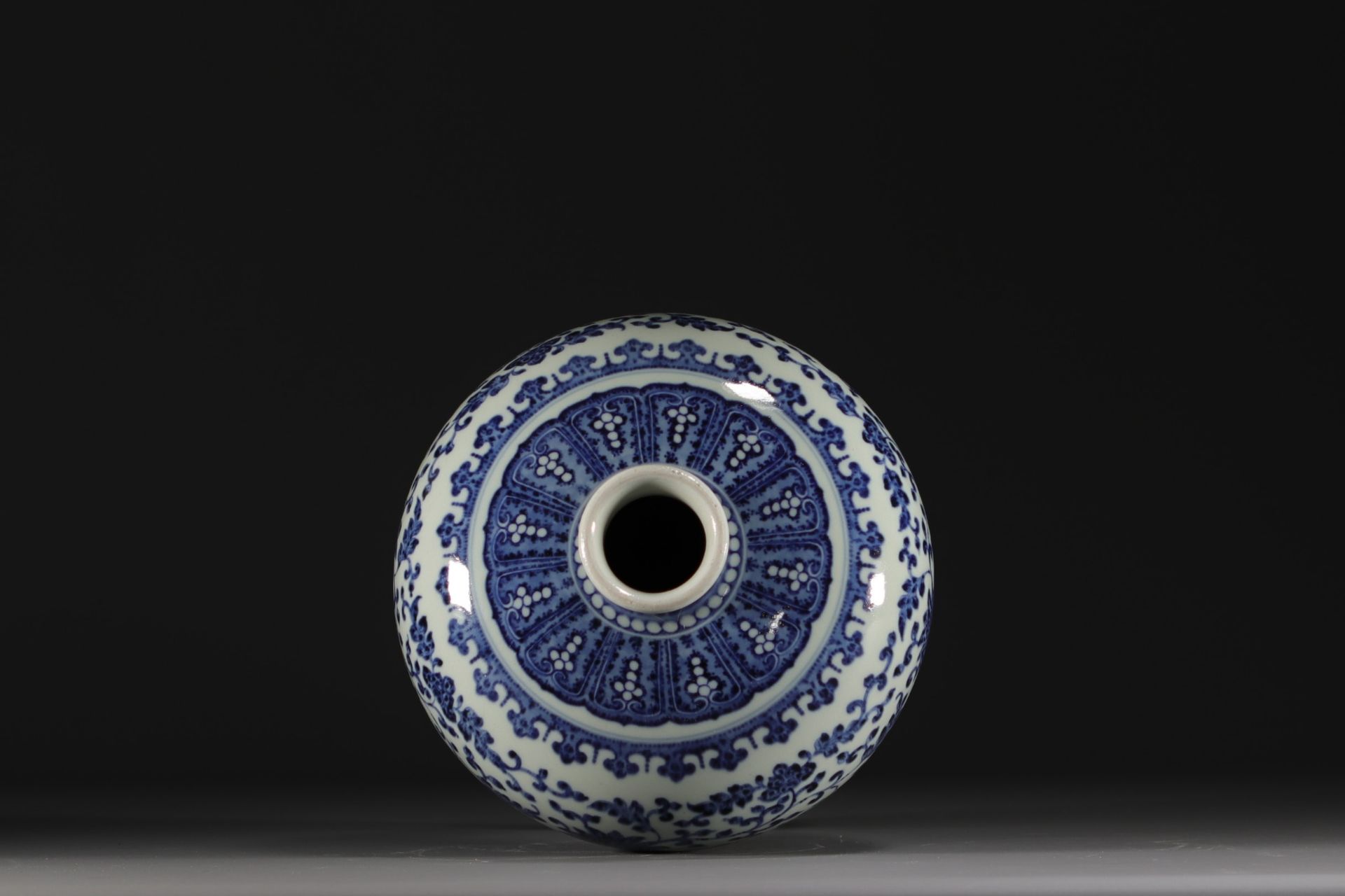 China - A blue and white Meiping vase with floral and banana leaf decoration, Qing period. - Bild 3 aus 5