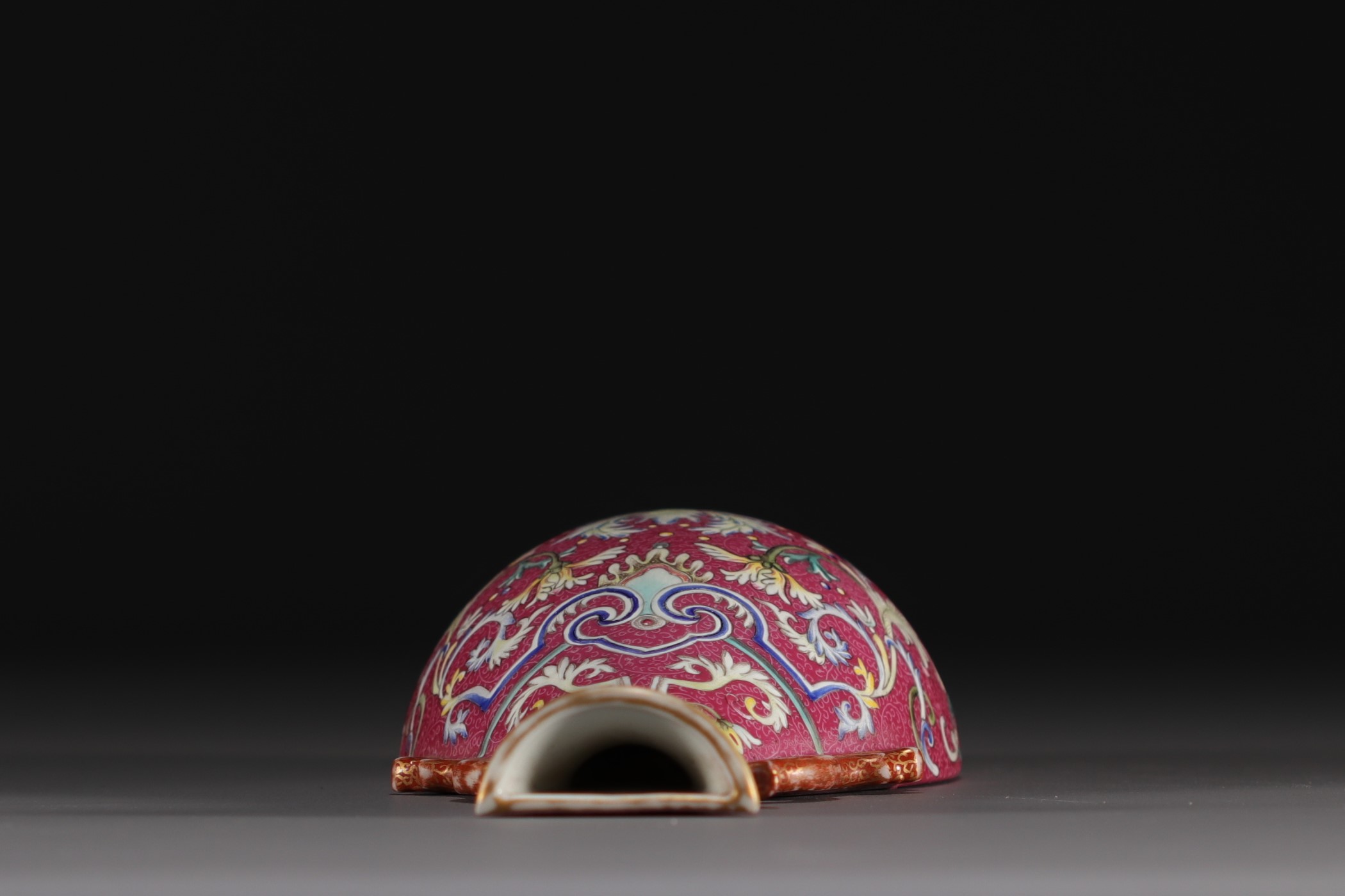 China - Famille rose porcelain wall vase on a ruby background, Qianlong mark. - Image 5 of 7
