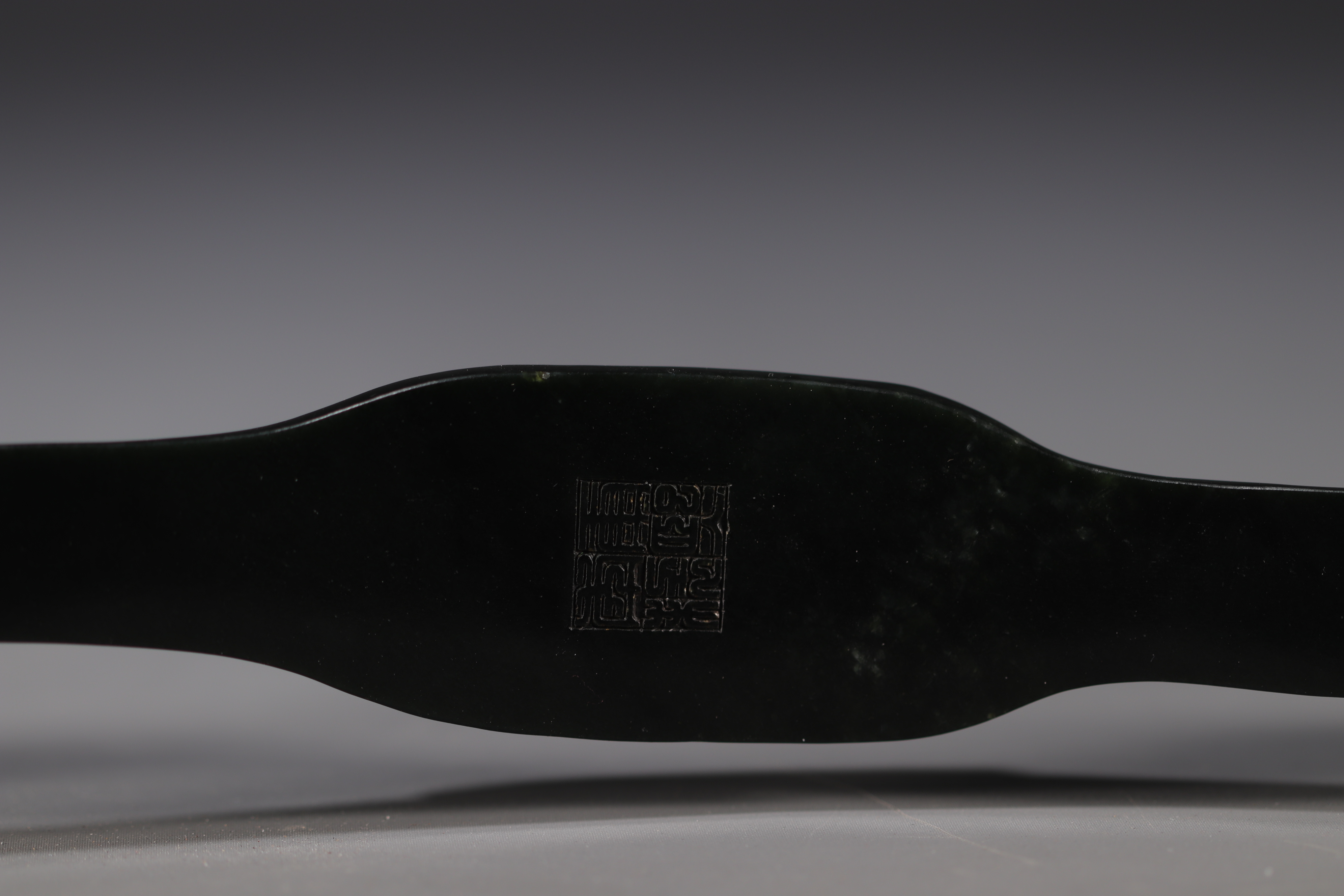 China - Dark green hardstone and carved jade Ruyi scepter with dignitary design, signed on the back. - Image 15 of 15