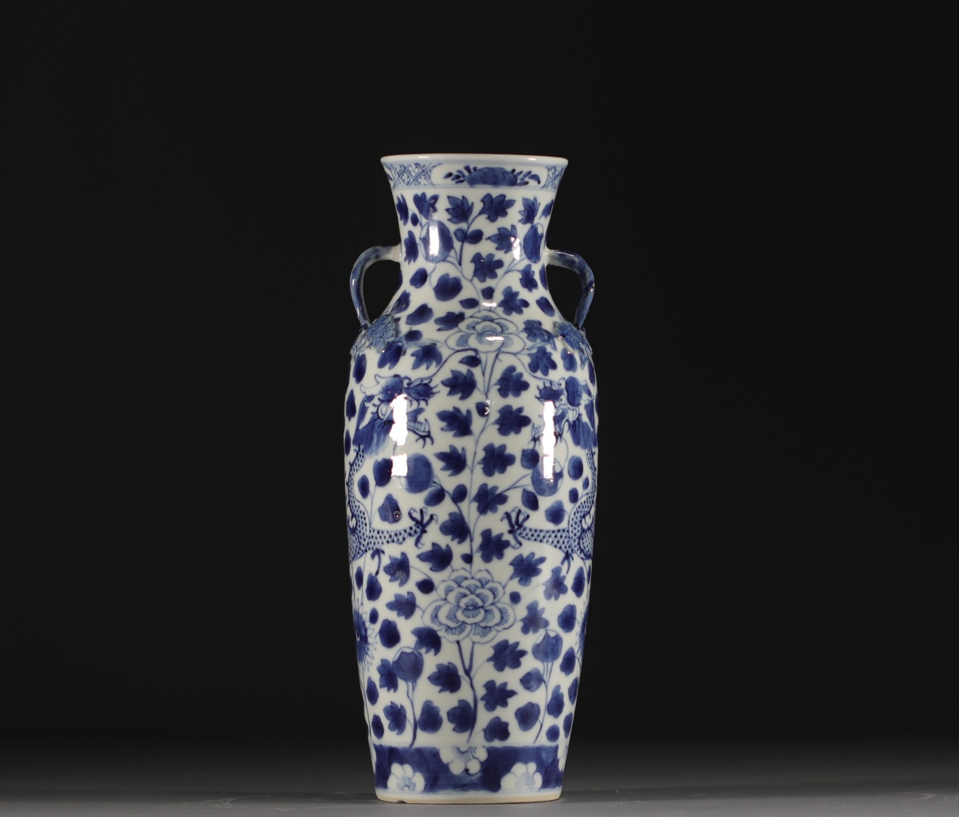 China - A blue-white porcelain vase decorated with dragons, Qing period. - Image 2 of 6