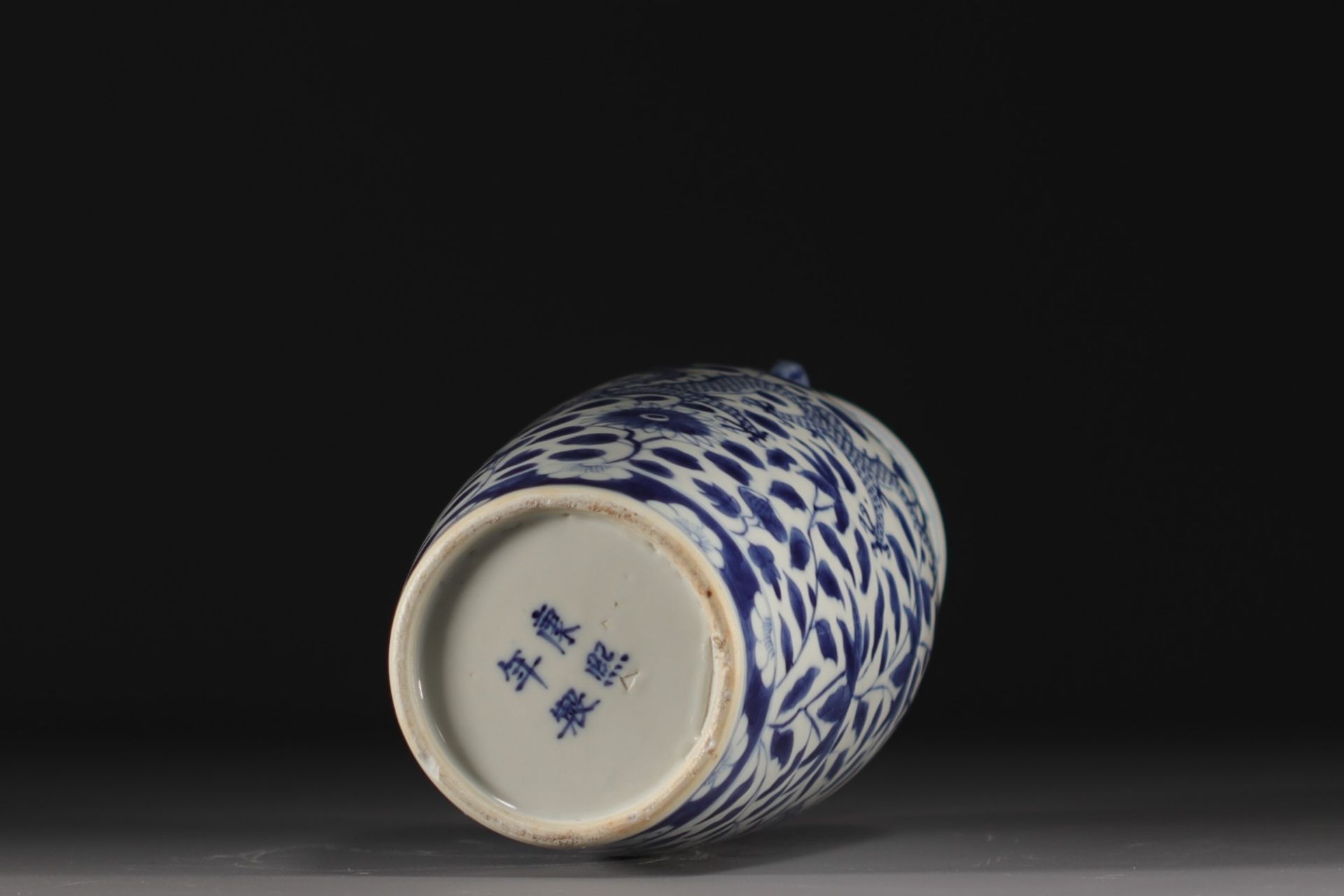 China - A blue-white porcelain vase decorated with dragons, Qing period. - Image 5 of 6