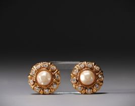 CHANEL - Pair of gold-tone earrings, rhinestones and mother-of-pearl cabochon.