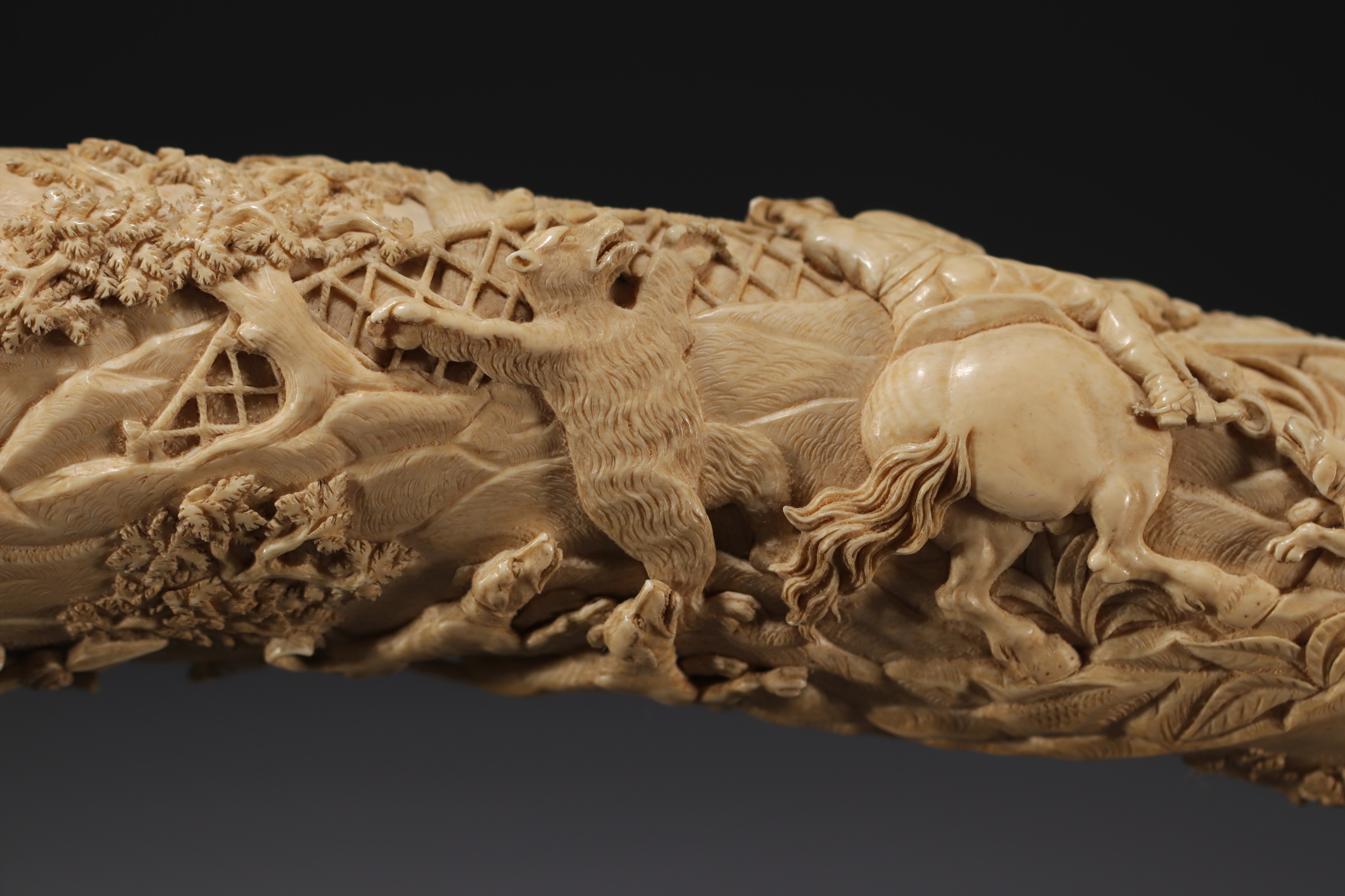 "Exceptional carved ivory hunting horn, second half of the 19th century. - Image 10 of 10