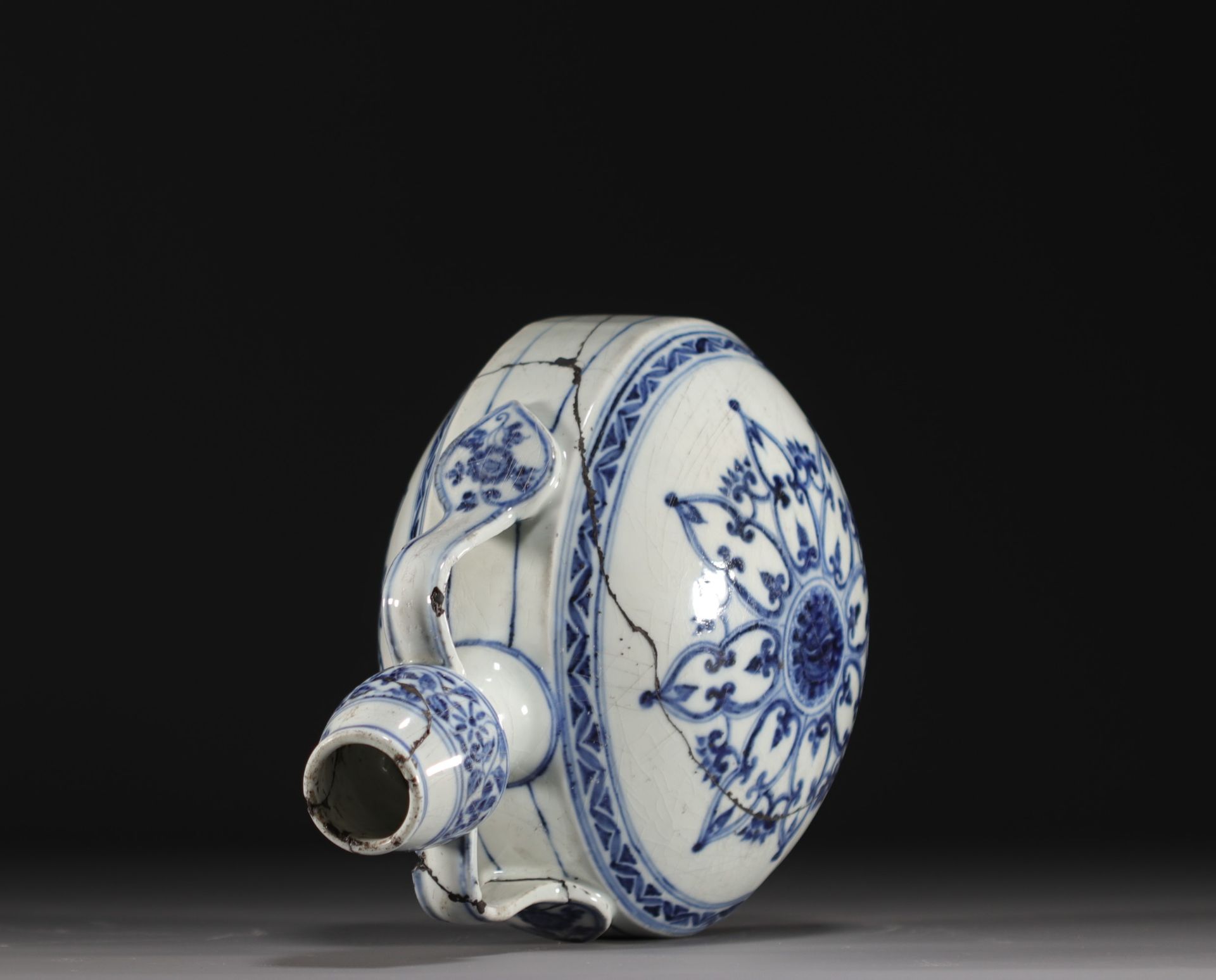 China - "Gourd" vase in blue-white porcelain, Xuande mark, Ming. - Bild 5 aus 6