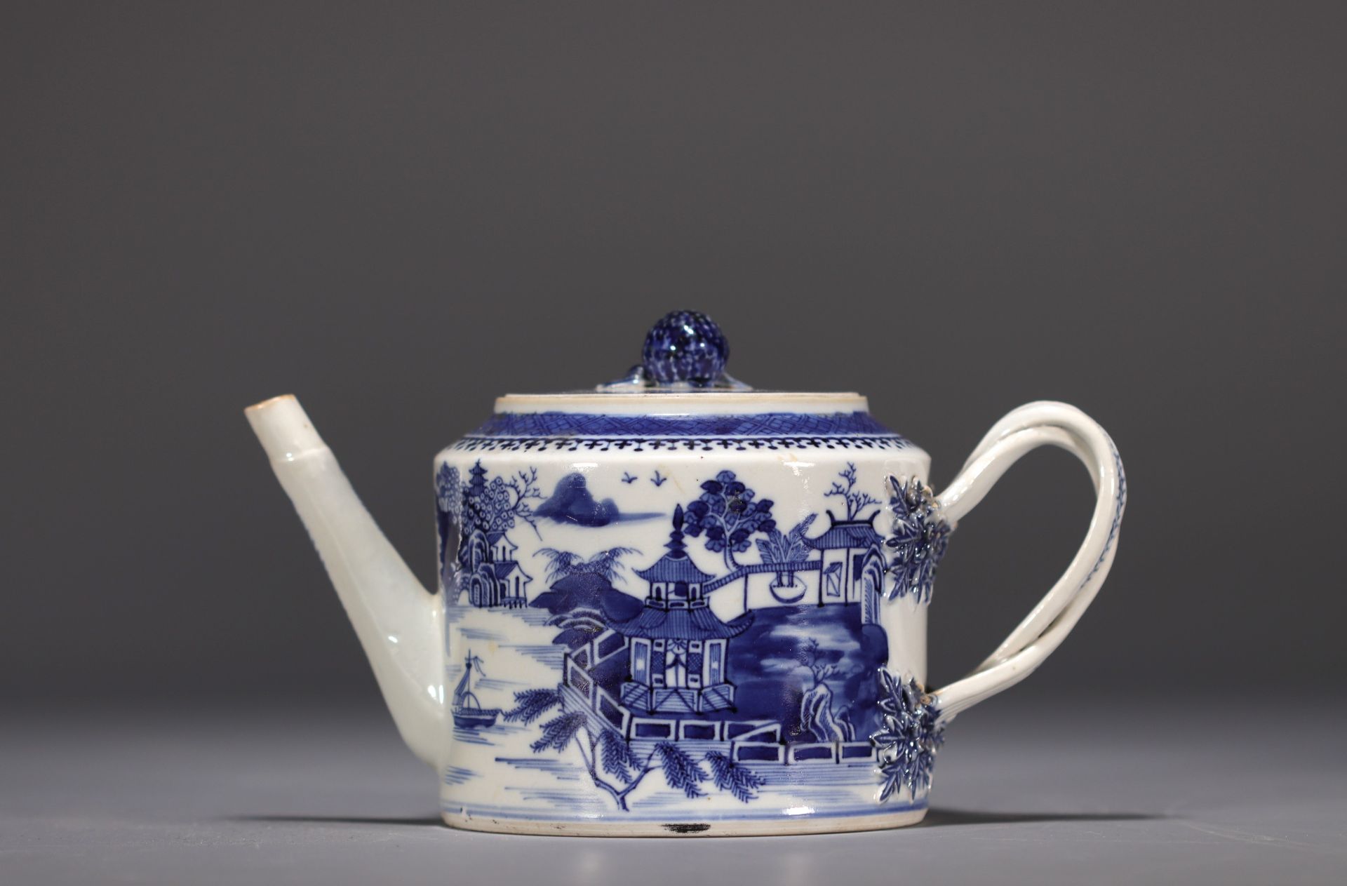 China - A white and blue porcelain teapot decorated with landscapes and a junk, 18th century. - Bild 2 aus 8