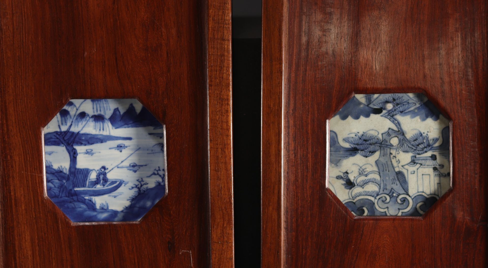 China - Suite of four panels decorated with sixteen blue-white porcelains, Ming and Kangxi period, 1 - Bild 3 aus 4