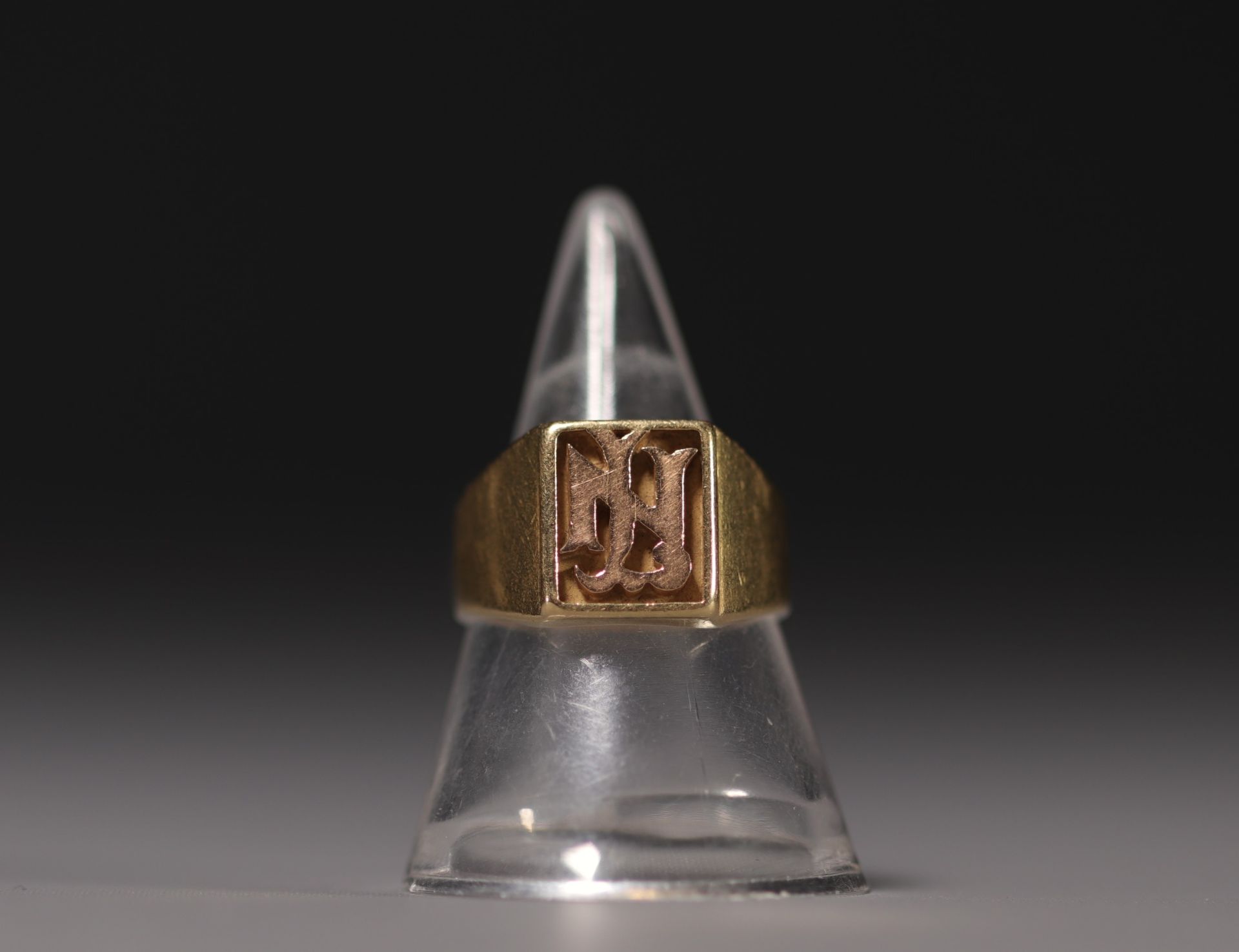 Chevaliere in 18k yellow gold engraved with "NL", weighing 7.3gr.