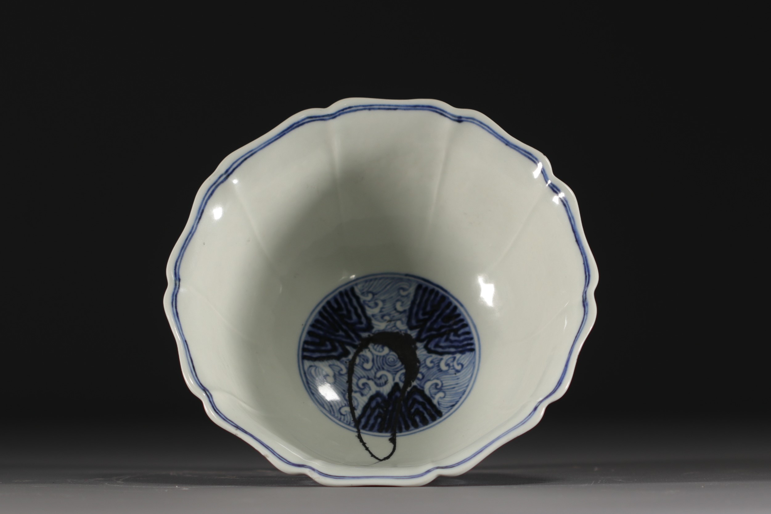 China - Bowl on foot in blue-white porcelain decorated with dragons in waves, Xuande mark. - Image 4 of 8