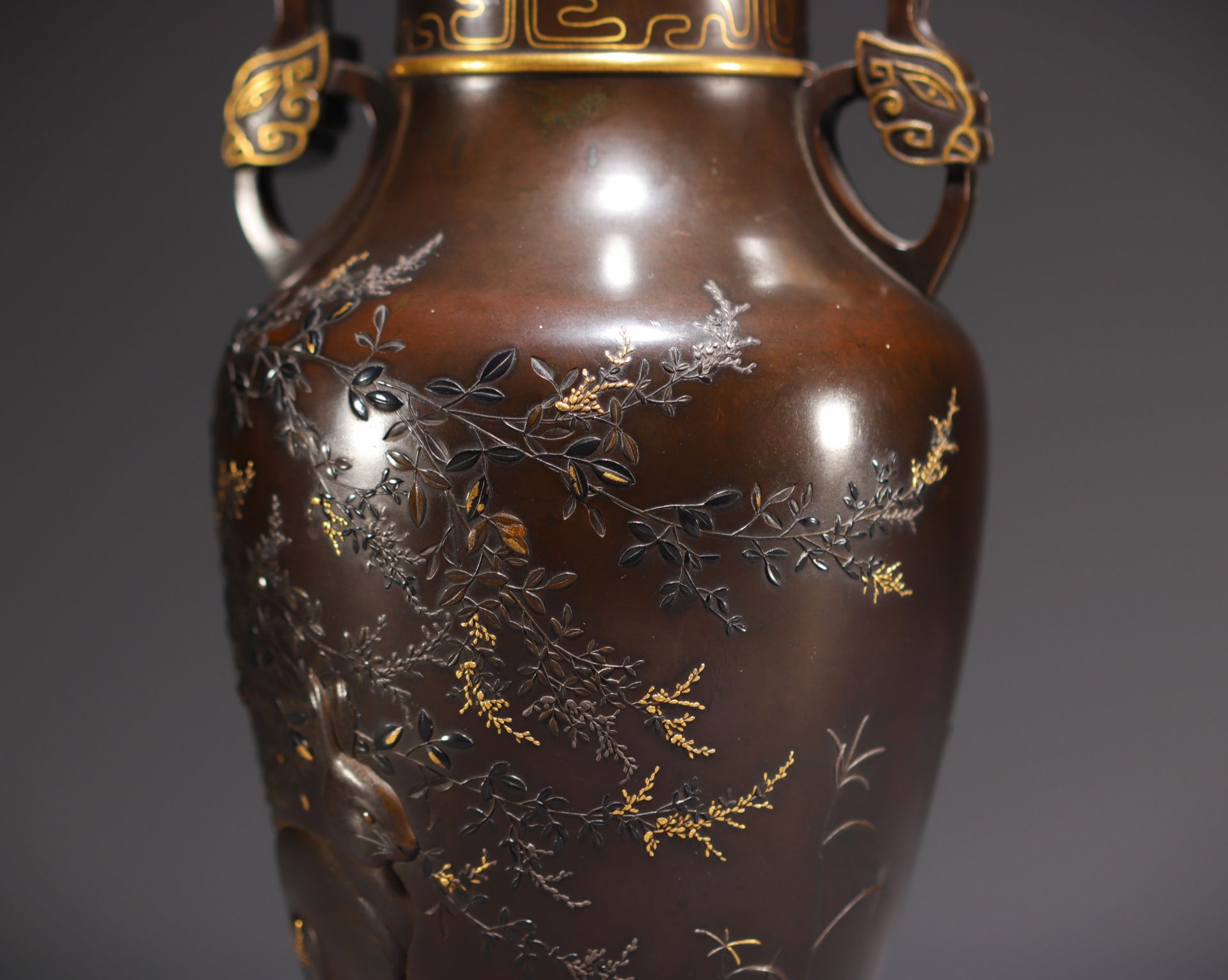 Japan - A Meiji period ormolu tripod vase with rabbit and foliage decoration, 19th century. - Bild 6 aus 6