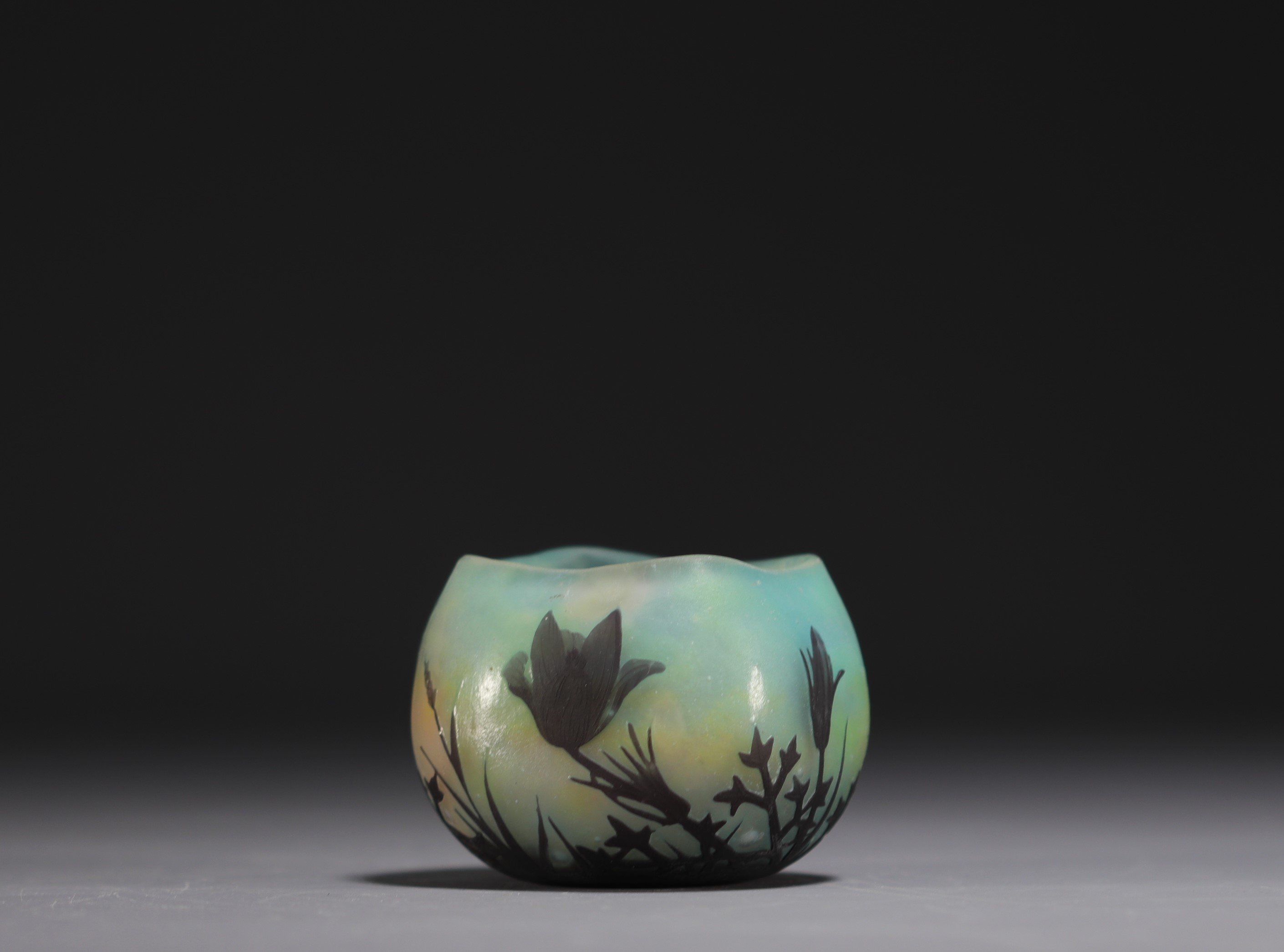 DAUM Nancy - Four-lobed vase in acid-etched multi-layered glass with floral design, signed. - Image 3 of 4