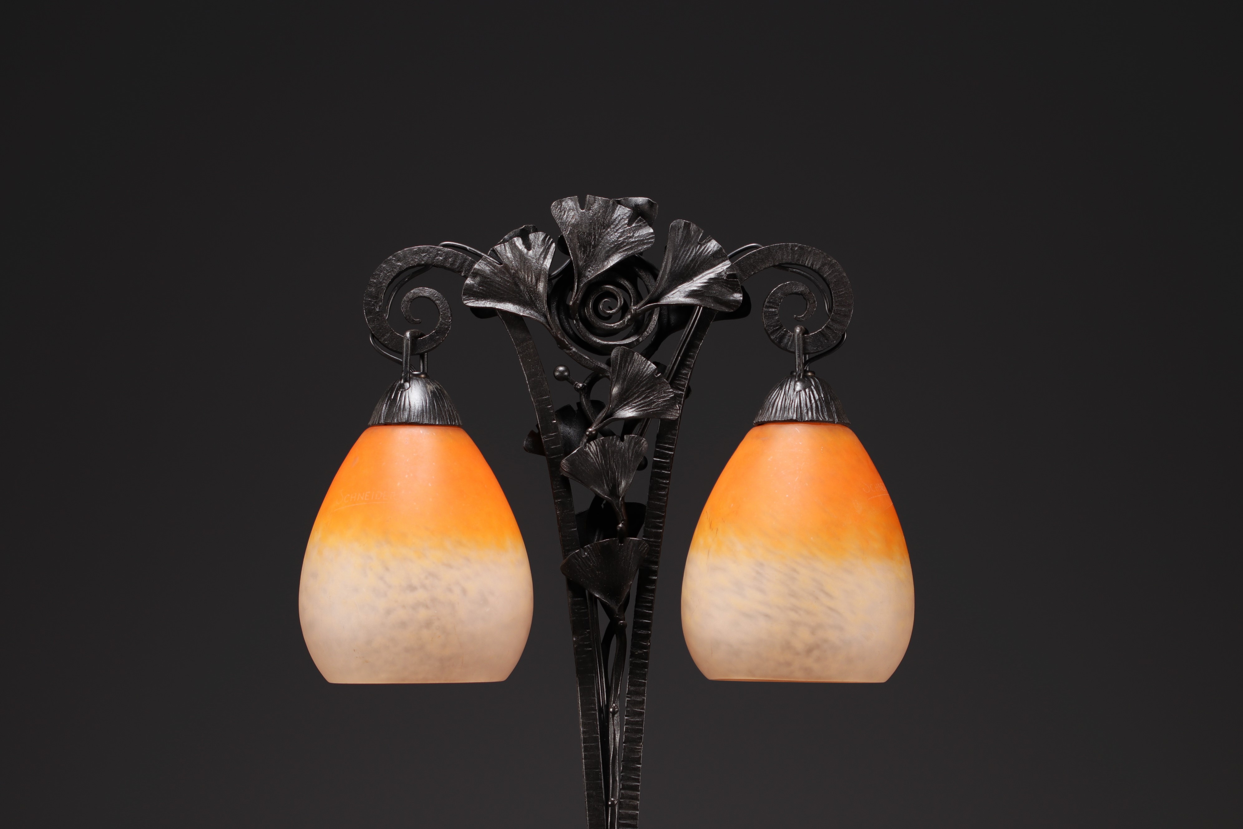 Charles SCHNEIDER (1881-1953) - Shaded glass table lamp, wrought iron base decorated with Ginkgo bil - Image 2 of 5