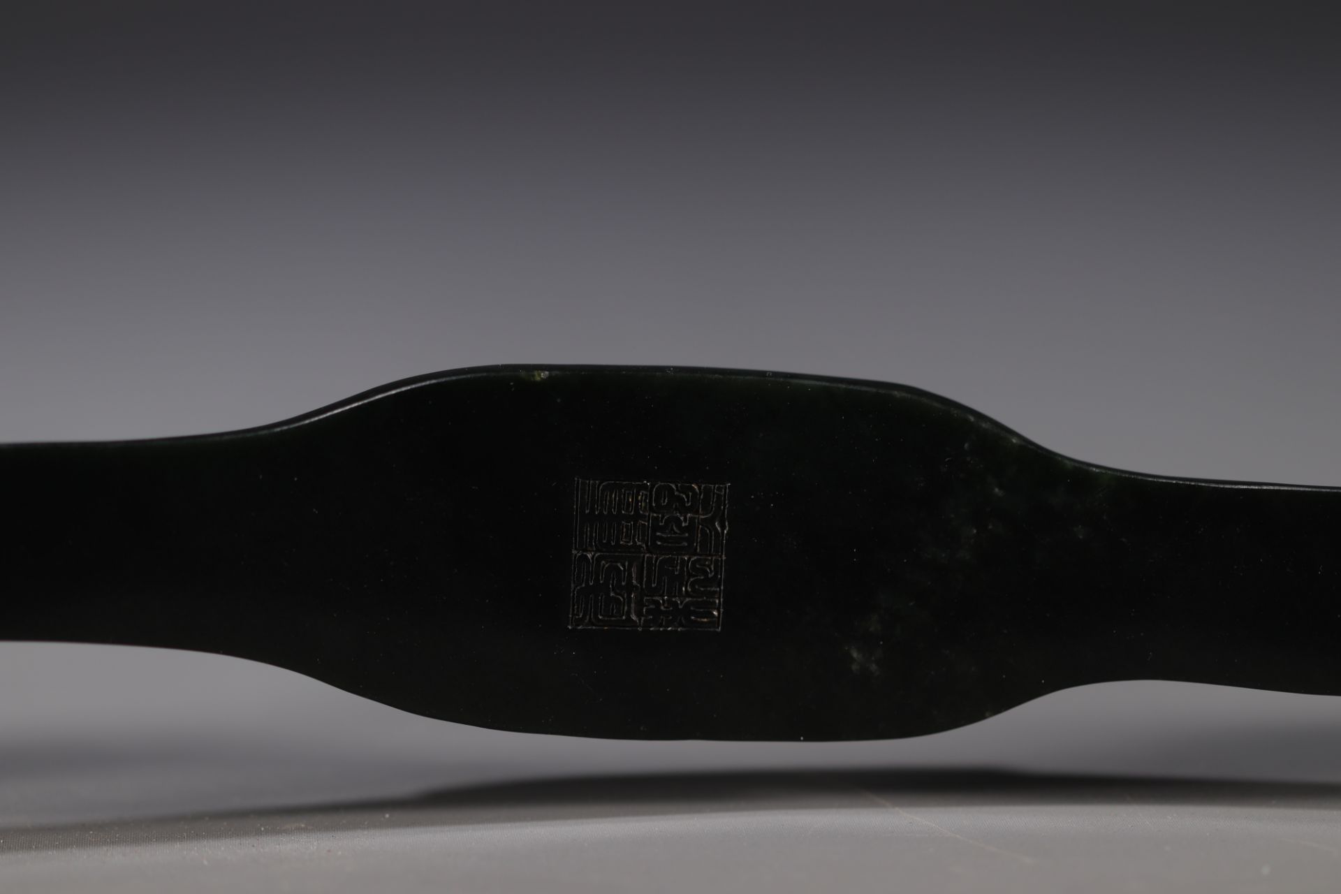 China - Dark green hardstone and carved jade Ruyi scepter with dignitary design, signed on the back. - Bild 6 aus 15