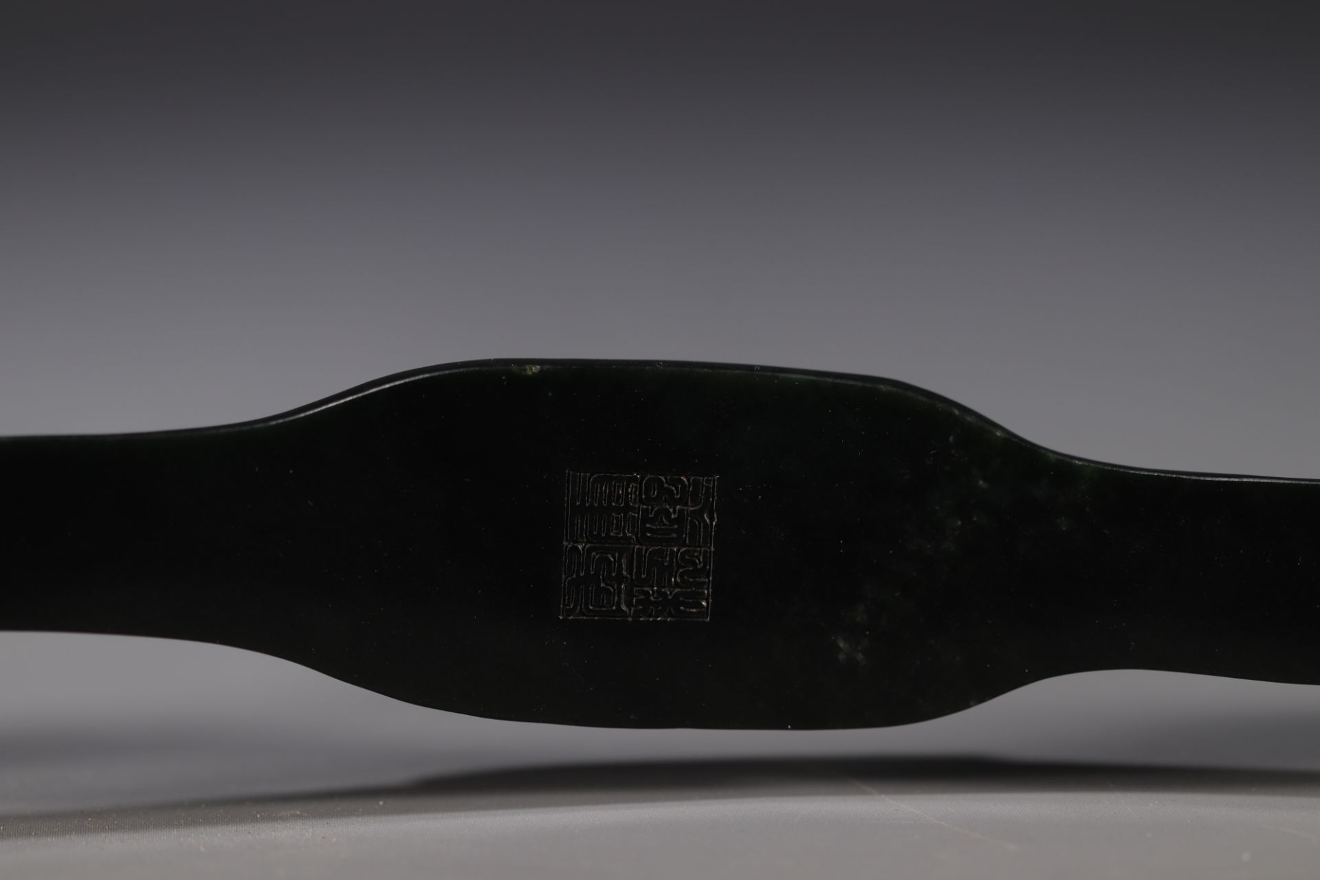 China - Dark green hardstone and carved jade Ruyi scepter with dignitary design, signed on the back. - Image 6 of 15