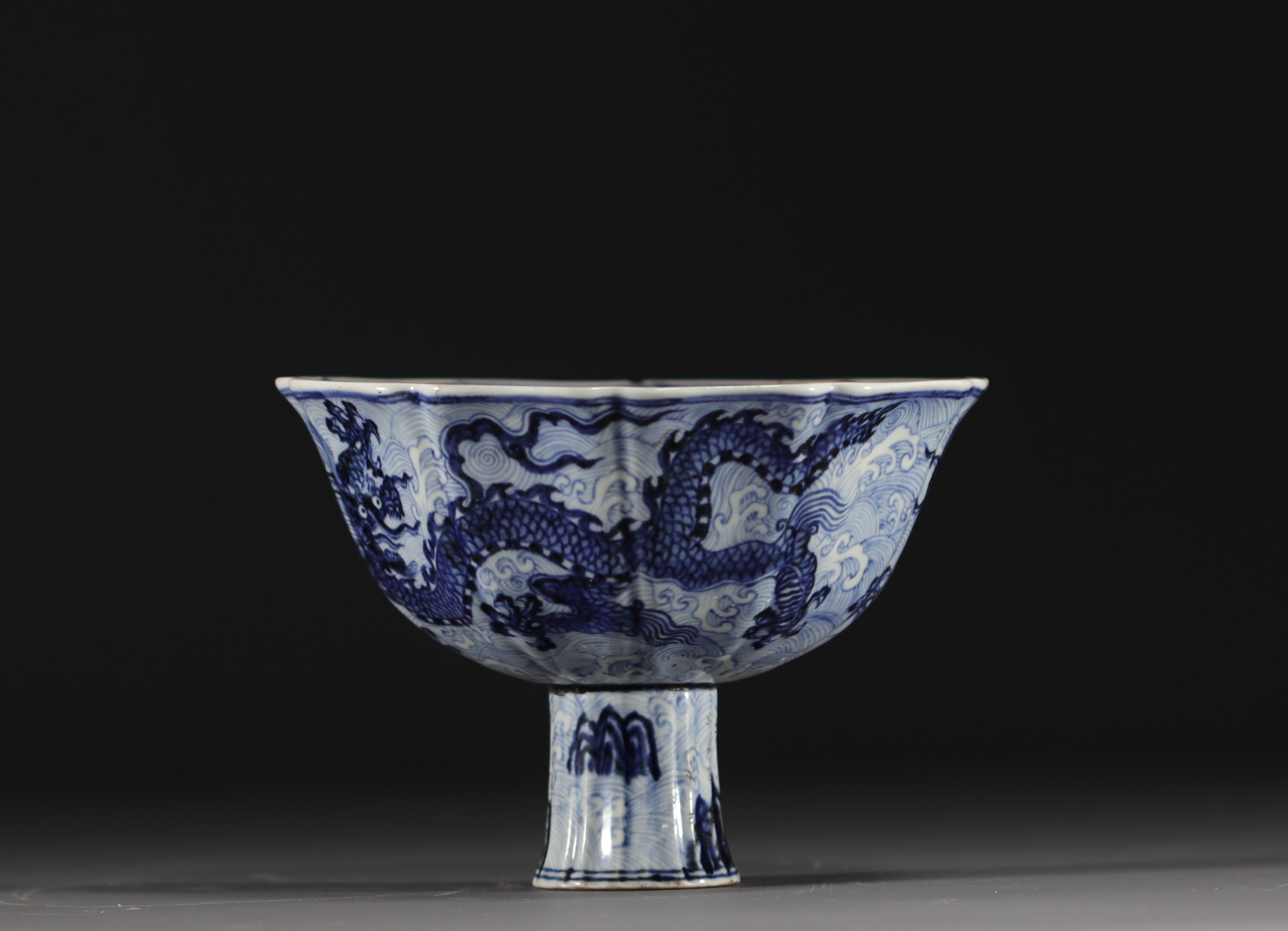 China - Bowl on foot in blue-white porcelain decorated with dragons in waves, Xuande mark. - Image 2 of 8