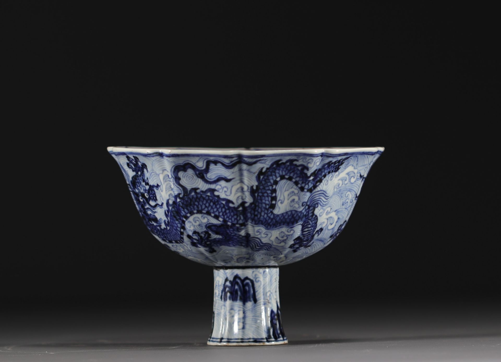China - Bowl on foot in blue-white porcelain decorated with dragons in waves, Xuande mark. - Bild 2 aus 8