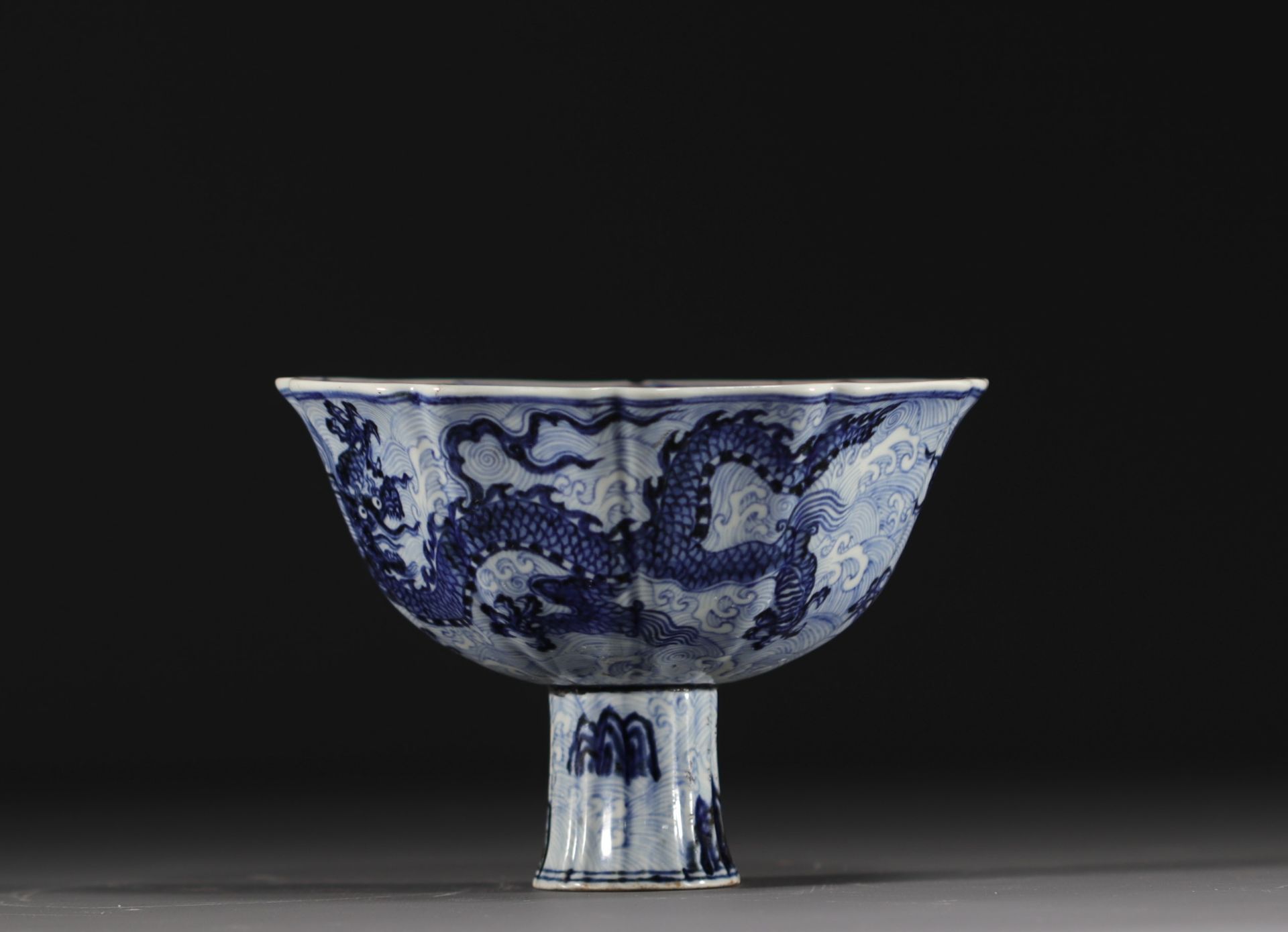 China - Bowl on foot in blue-white porcelain decorated with dragons in waves, Xuande mark. - Image 2 of 8