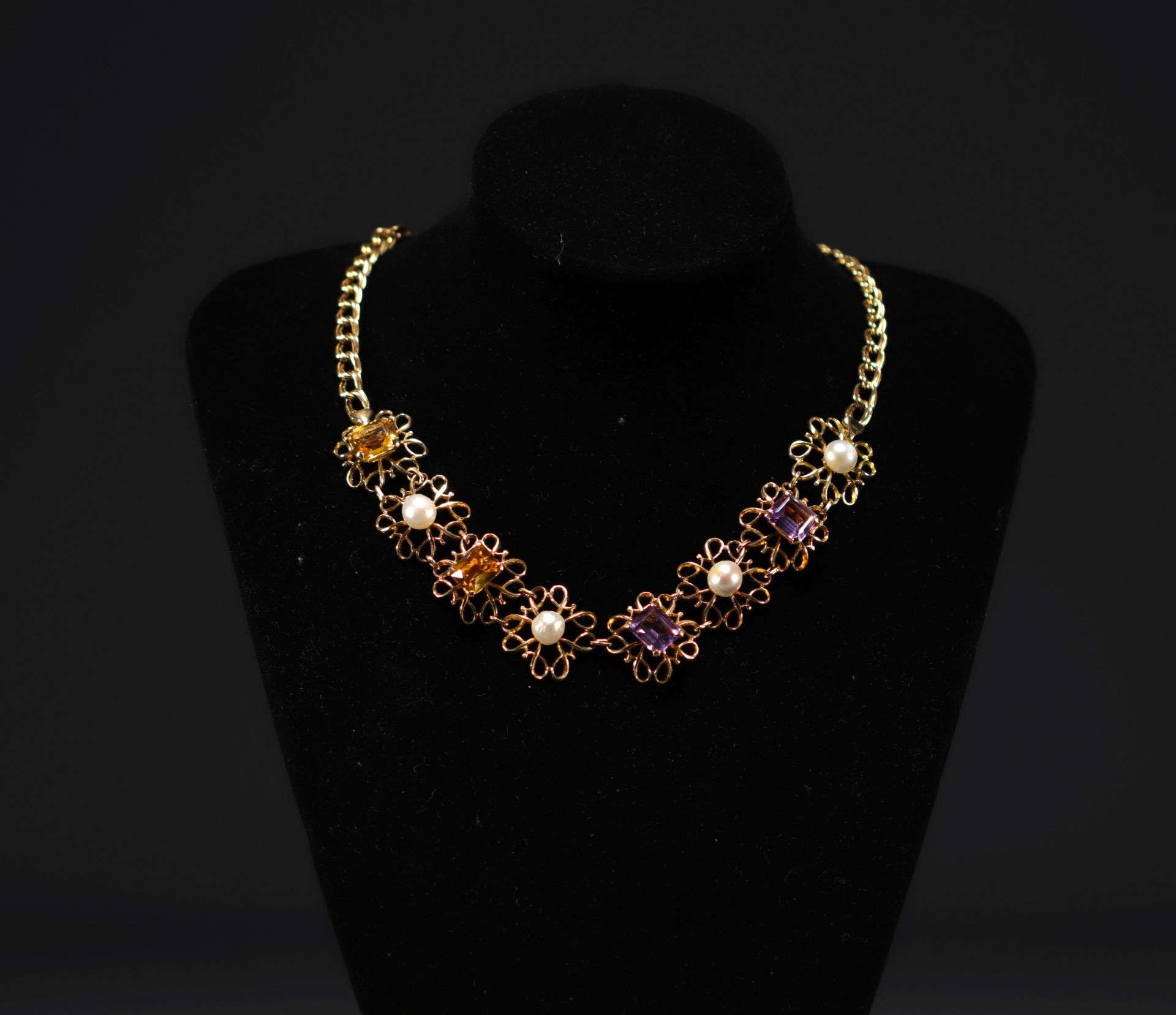 Necklace in 18k yellow gold, amethyst, octagon-cut yellow sapphire and natural pearls.